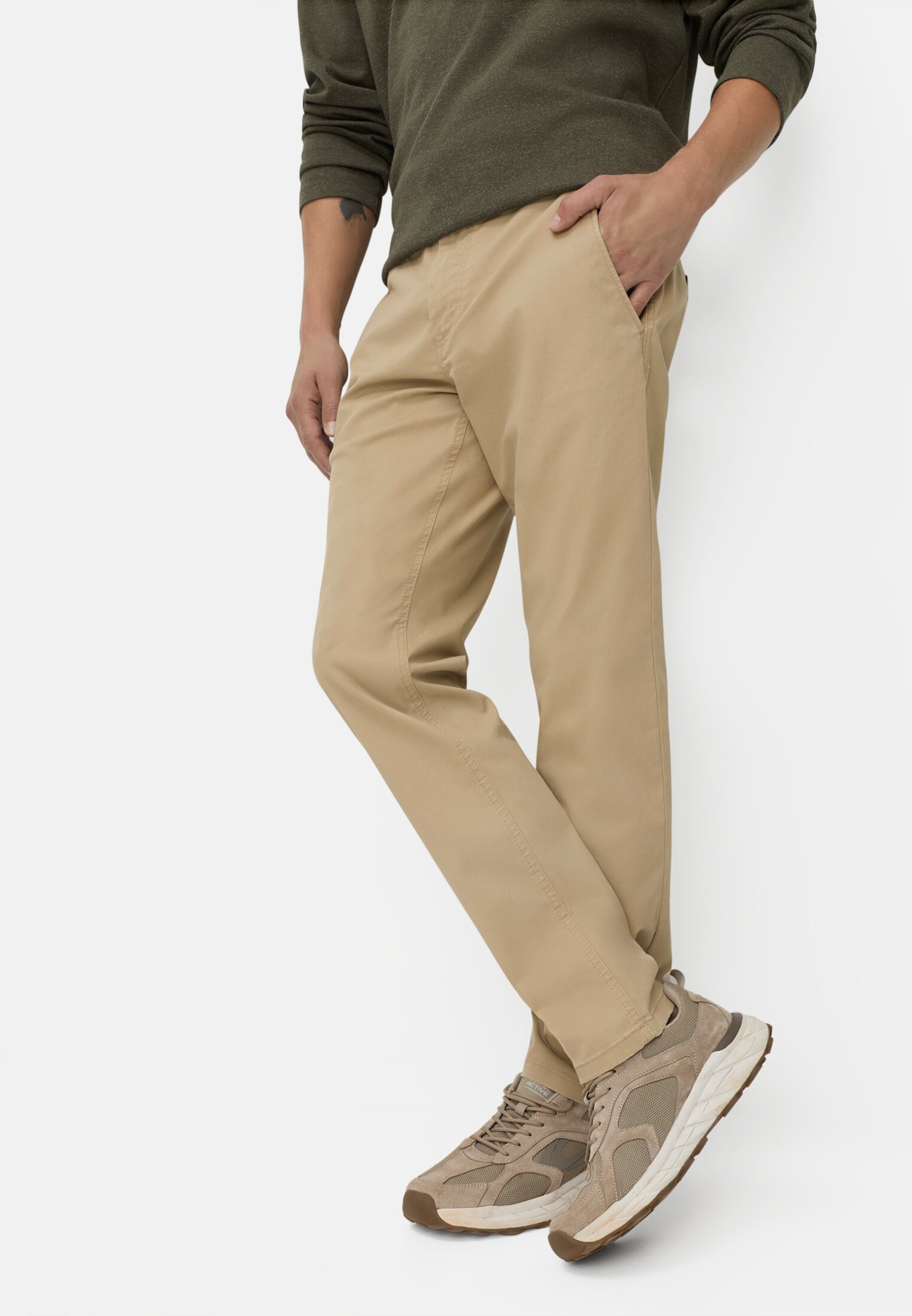 Herren Slim Fit Chino Beige getragen emotional