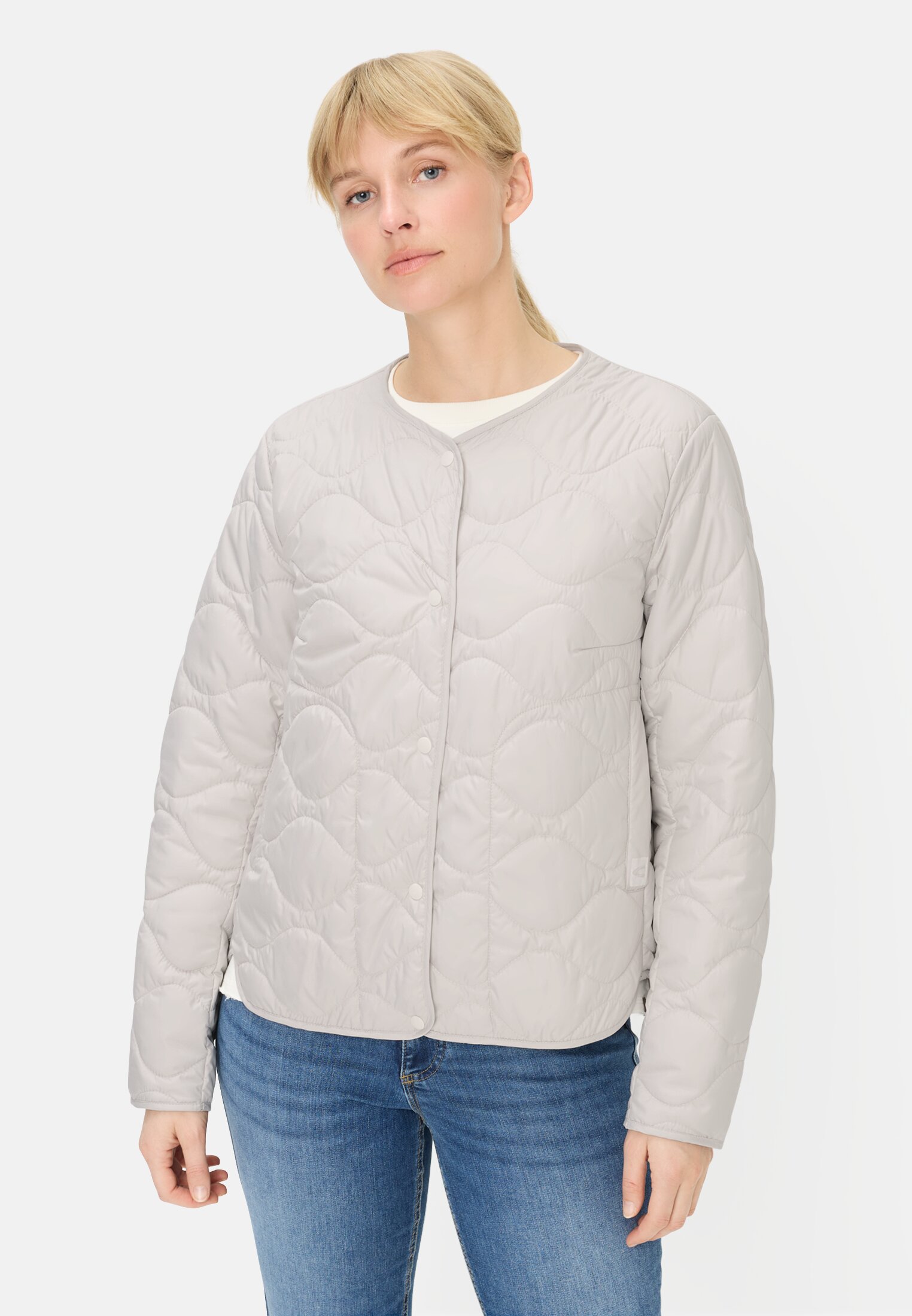 Damen Blouson mit Druckknopfleiste Perlweiß getragen vorn