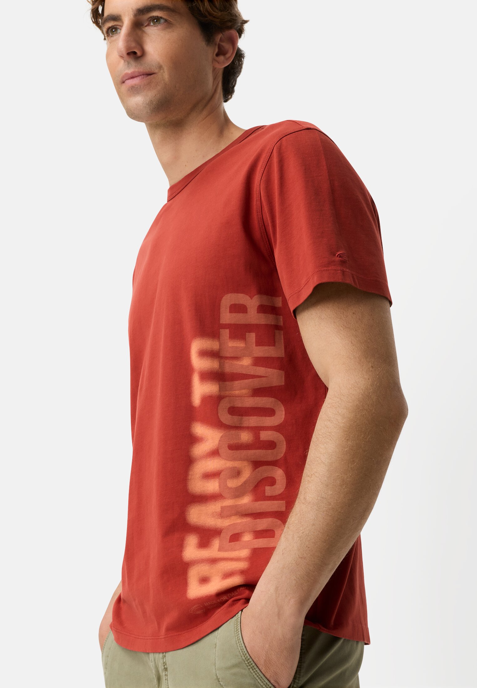 Damen T-Shirt mit Backprint Rot getragen detailliert nah