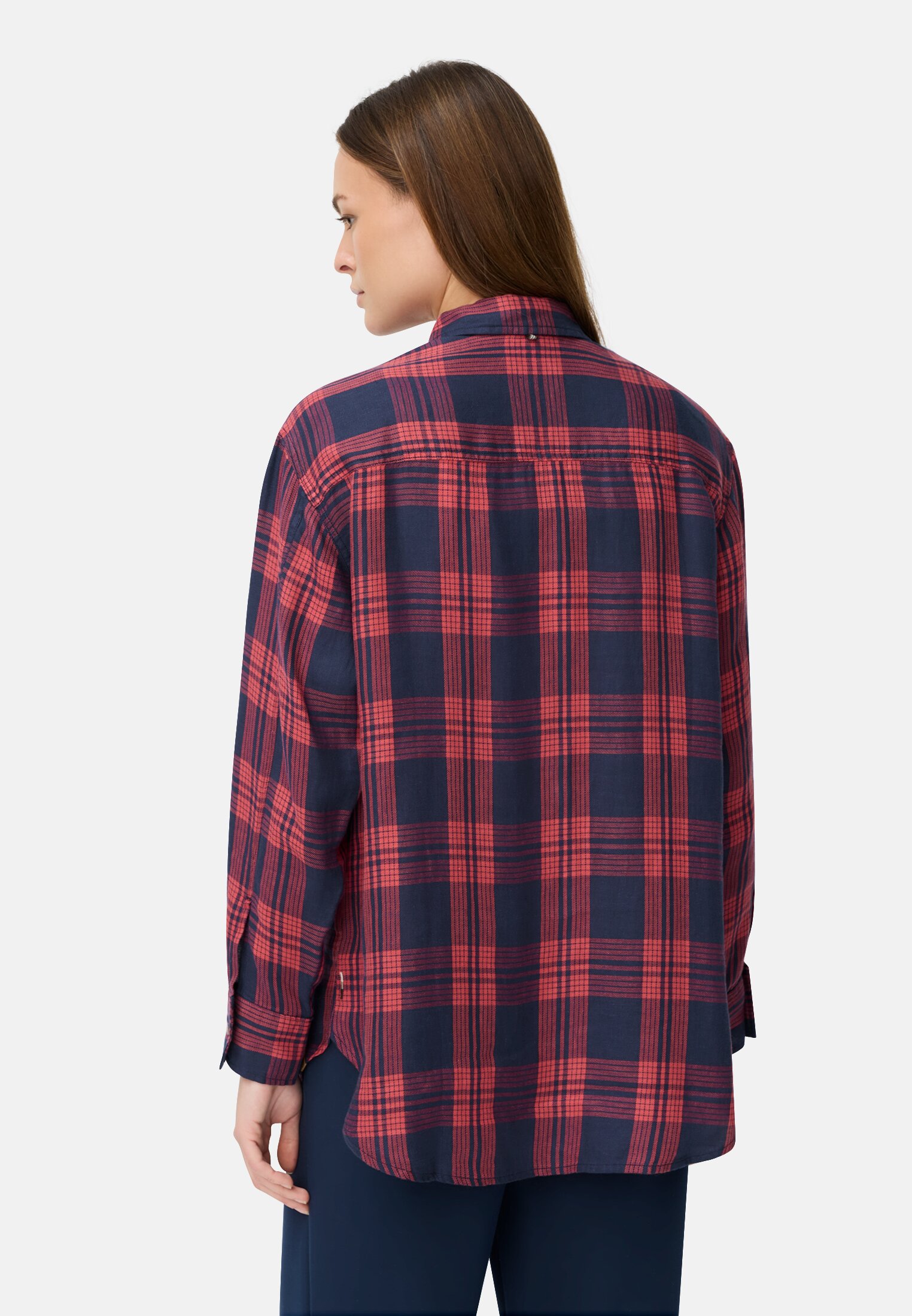 Damen Bluse aus Lyocell- Leinenmix Blau Rot getragen hinten