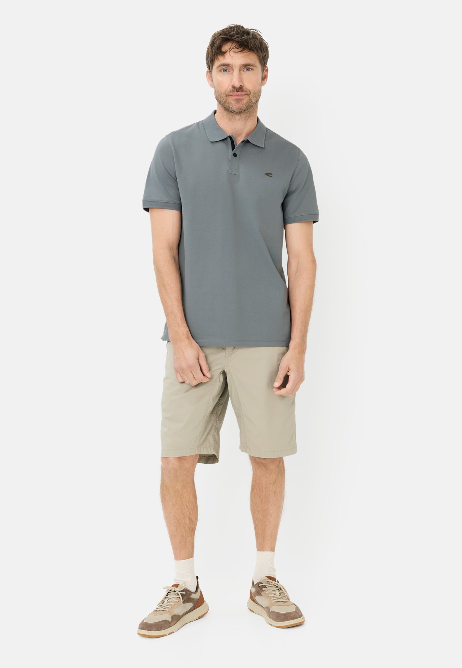 Herren Poloshirt mit Kontrastdetails Sturmblau getragen vorne Ganzkörper