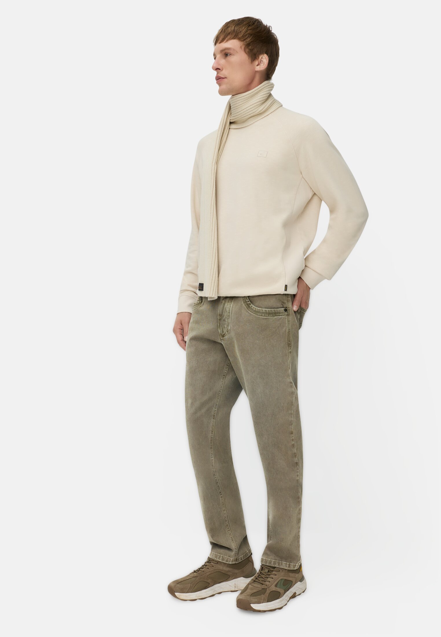 Heren 5-Pocket Relaxed Fit Broek gemaakt van een katoen mix Khaki gedragen emotional 