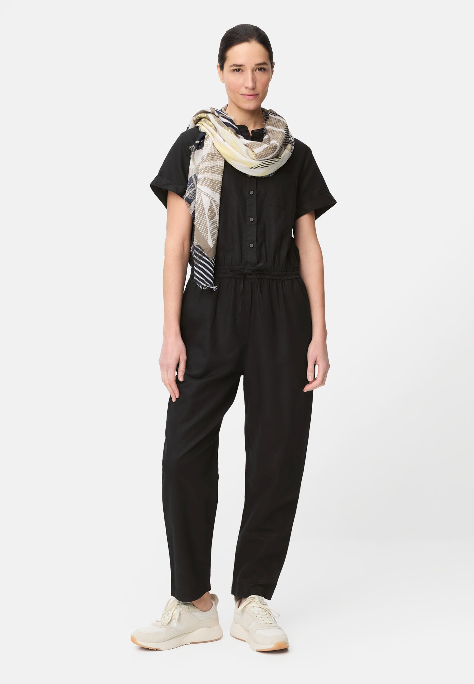 Damen Jumpsuit mit Knopfleiste Kaviar getragen vorne Ganzkörper