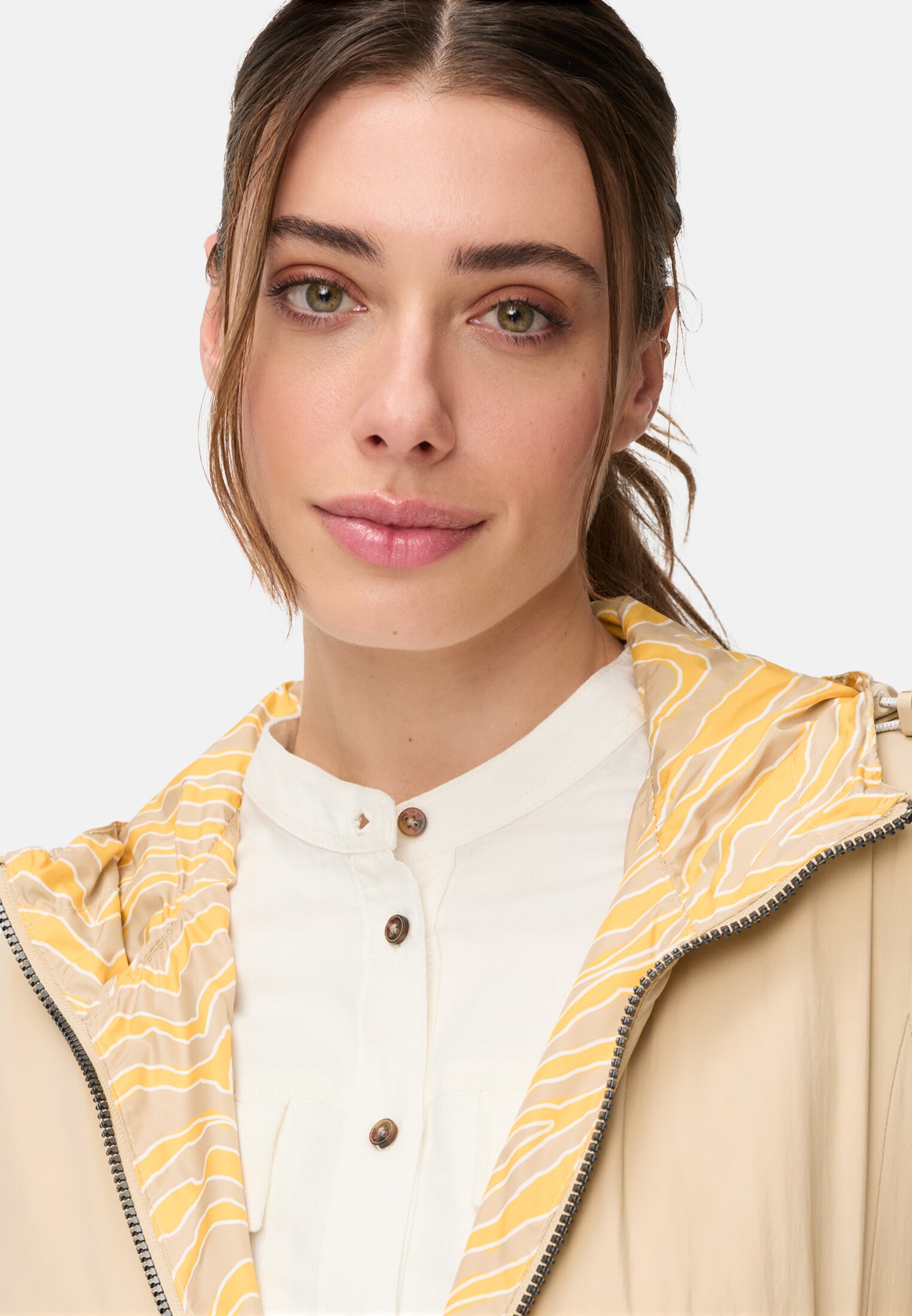 Damen Wendejacke mit Allover-Print und unifarbener Seite Sand getragen detailliert nah