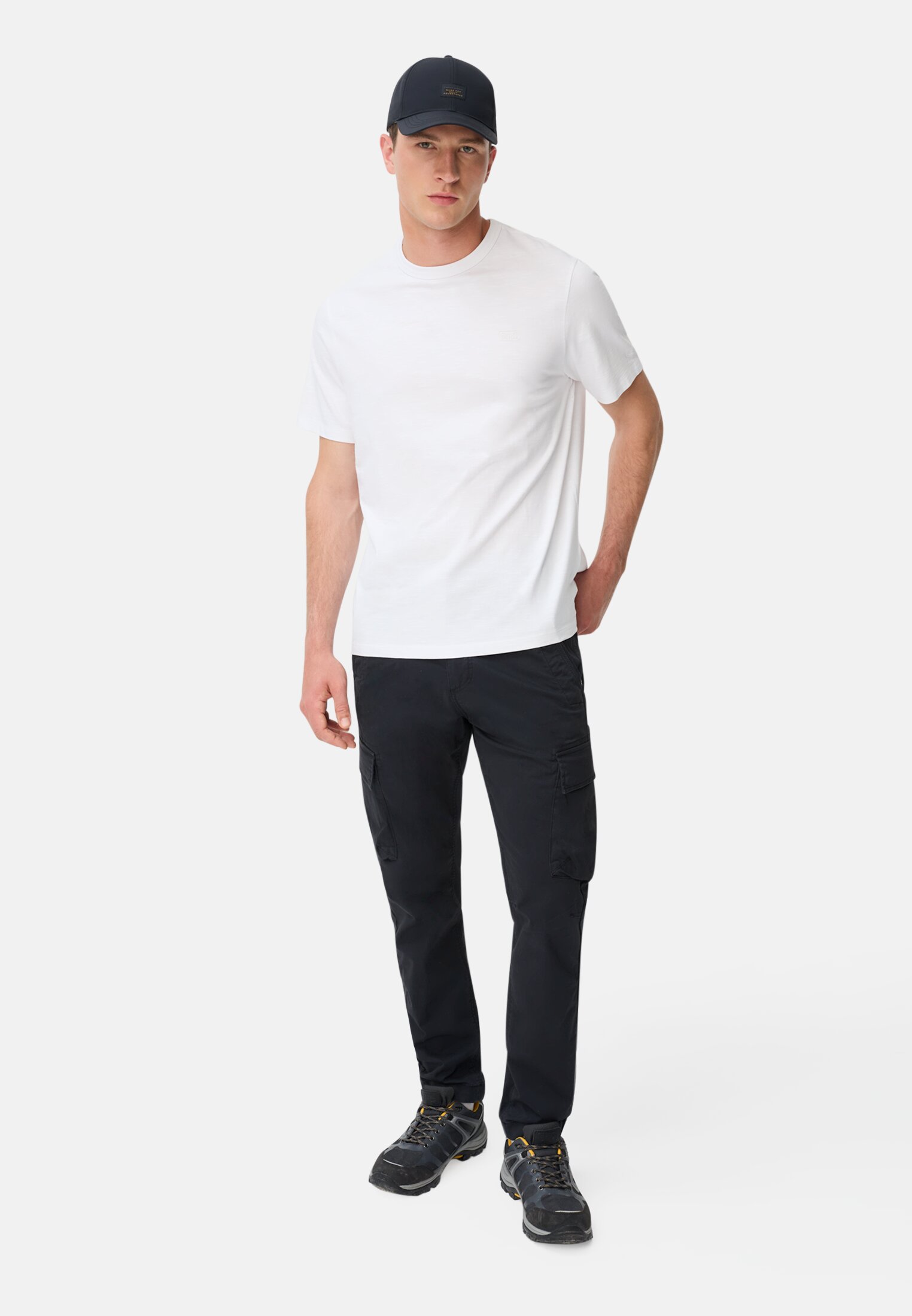 Herren Organic T-Shirt aus reiner Baumwolle mit Rundhalsausschnitt Weiß getragen vorne Ganzkörper