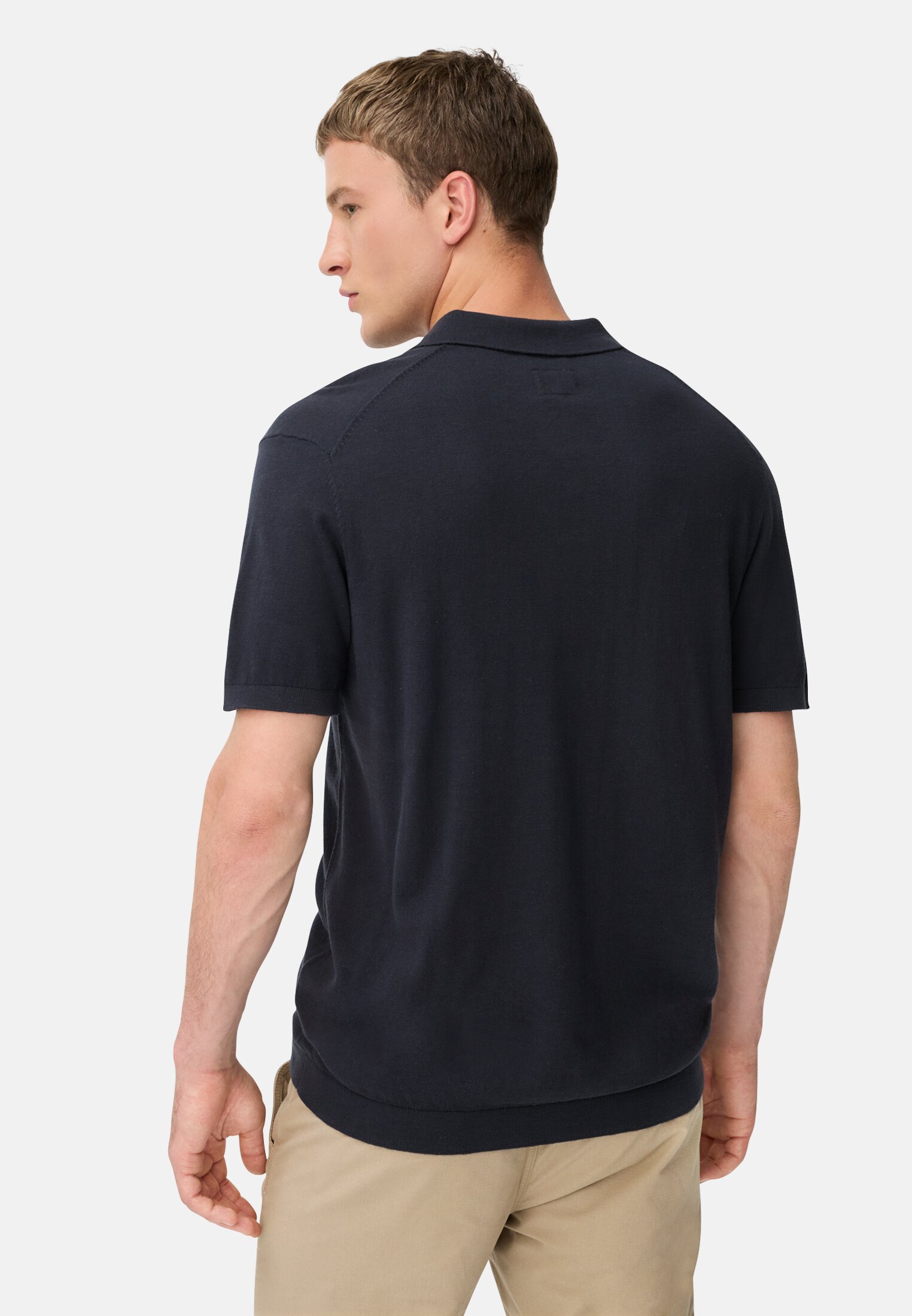 Herren Leichtes Strick-Polo aus reiner Baumwolle Navyblau getragen hinten