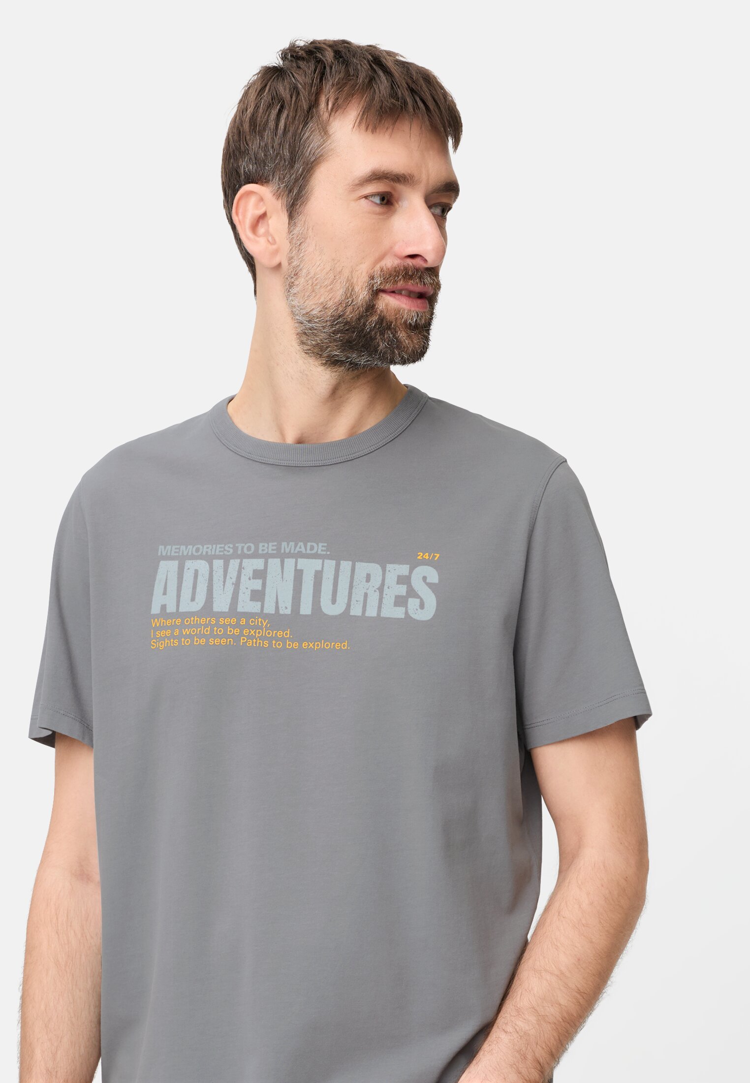 Herren T-Shirt mit Backprint Sturmblau getragen emotional