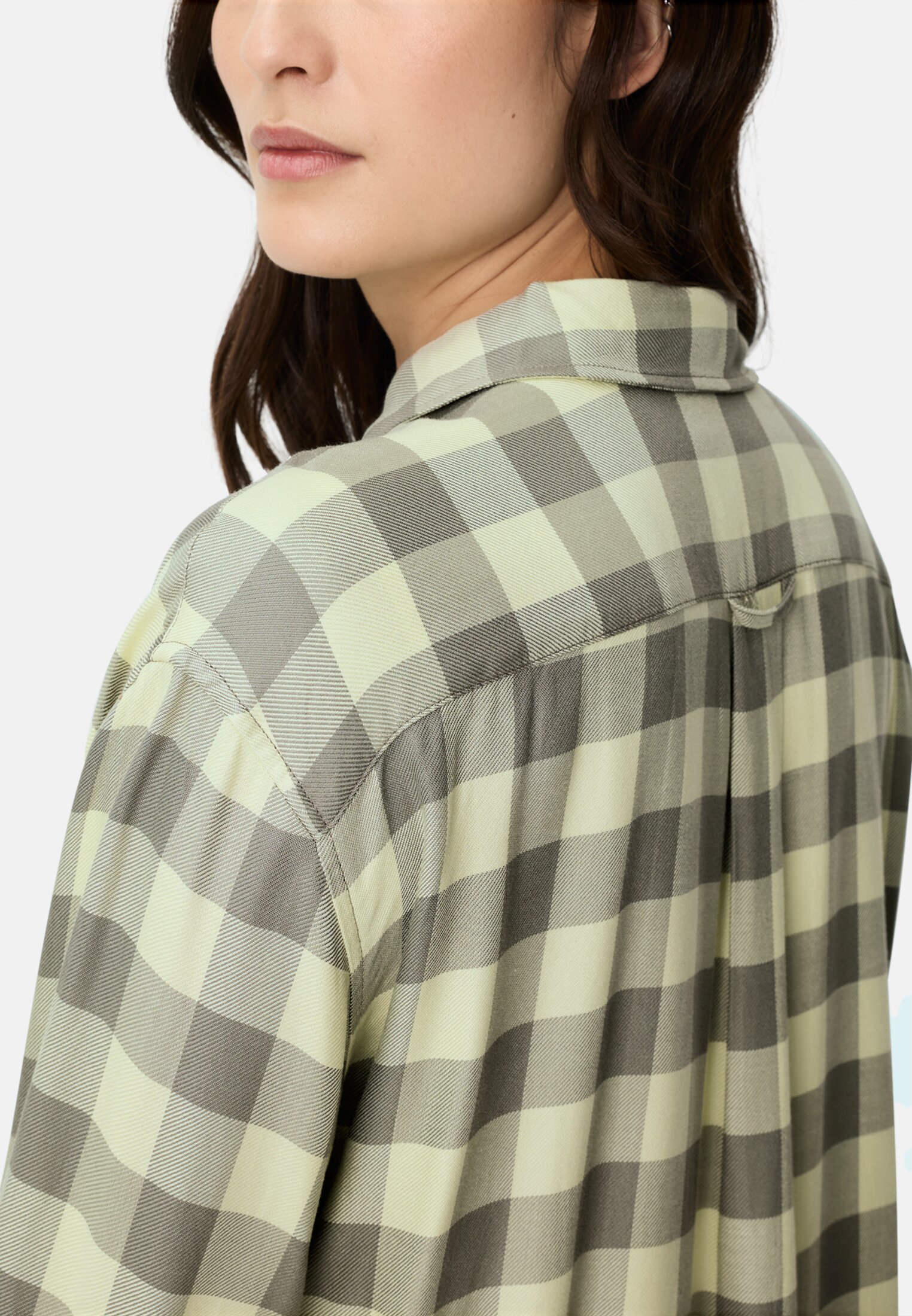 Damen Bluse mit Brusttasche Limettengrün kariert getragen detailliert nah