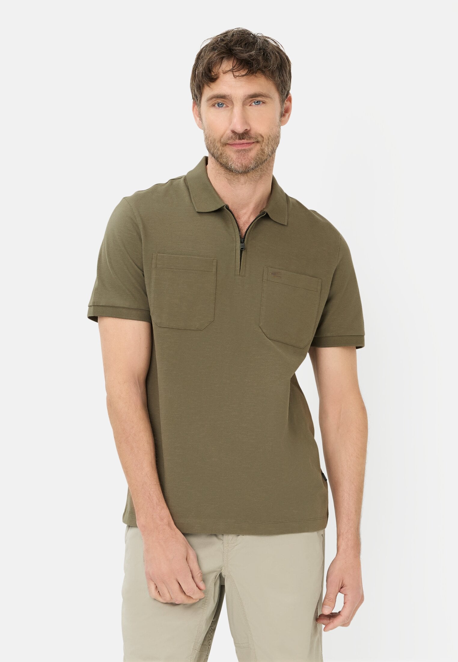 Herren Poloshirt mit Reißverschluss Olivgrün getragen vorn