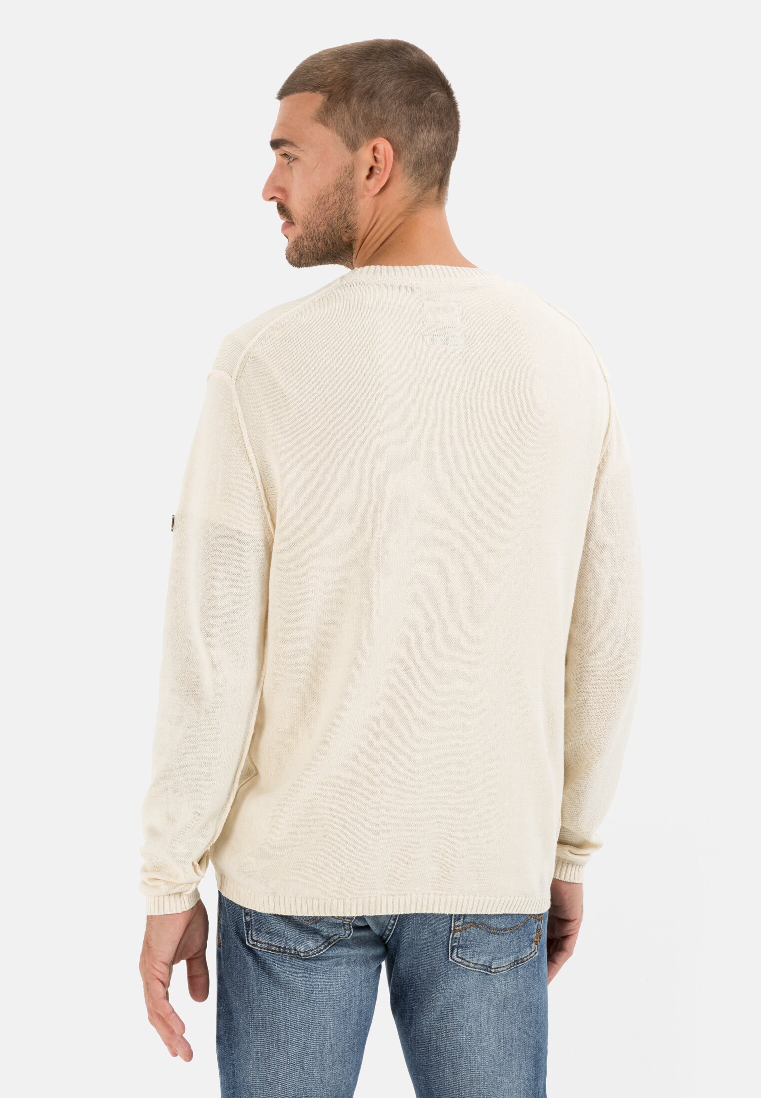 MI_09545-1K31-04_M2-00 Men Lightweight knitted jumper made from a linen blend White worn back