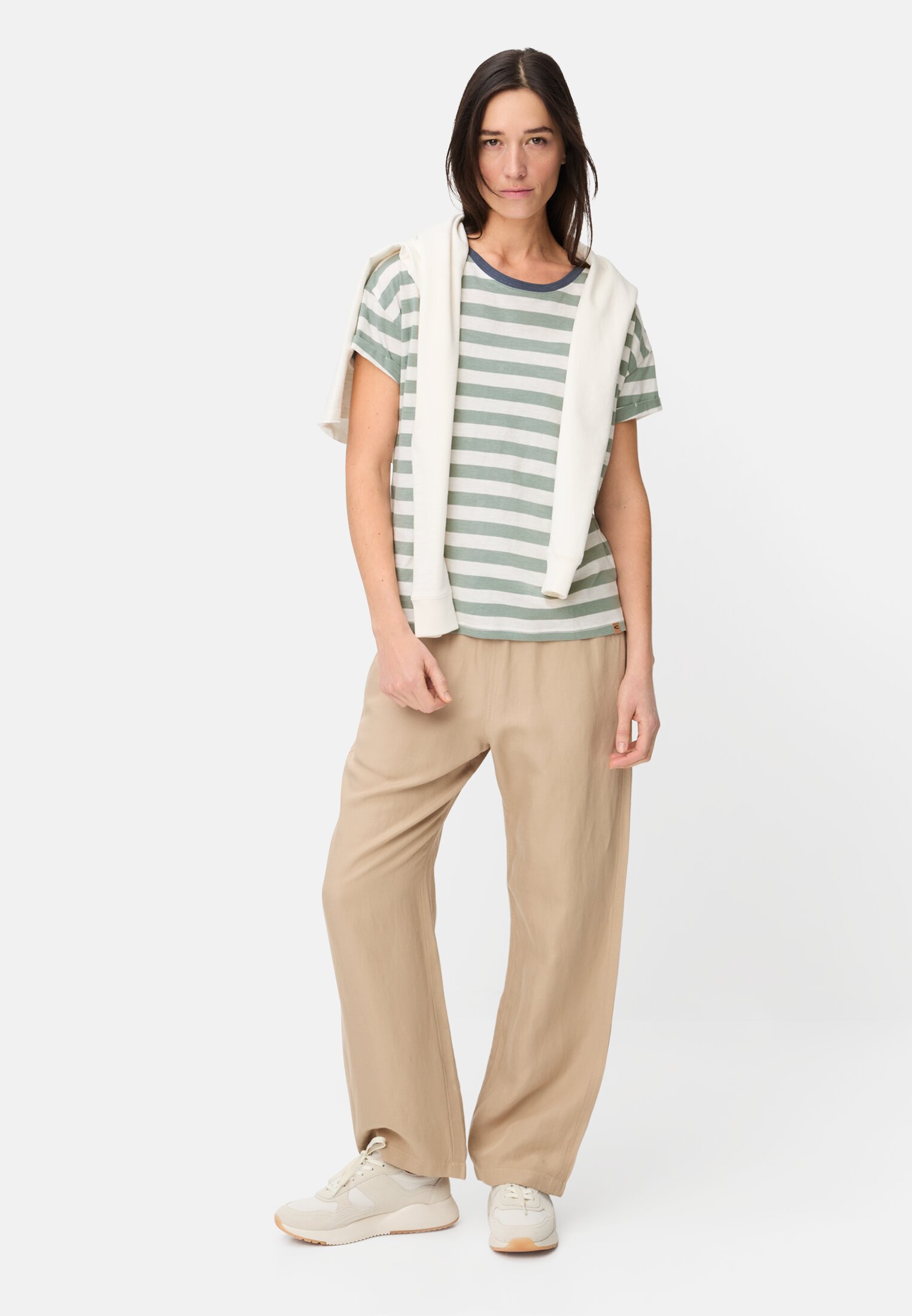 Damen T-Shirt aus reiner Baumwolle Jadeblau getragen vorne Ganzkörper