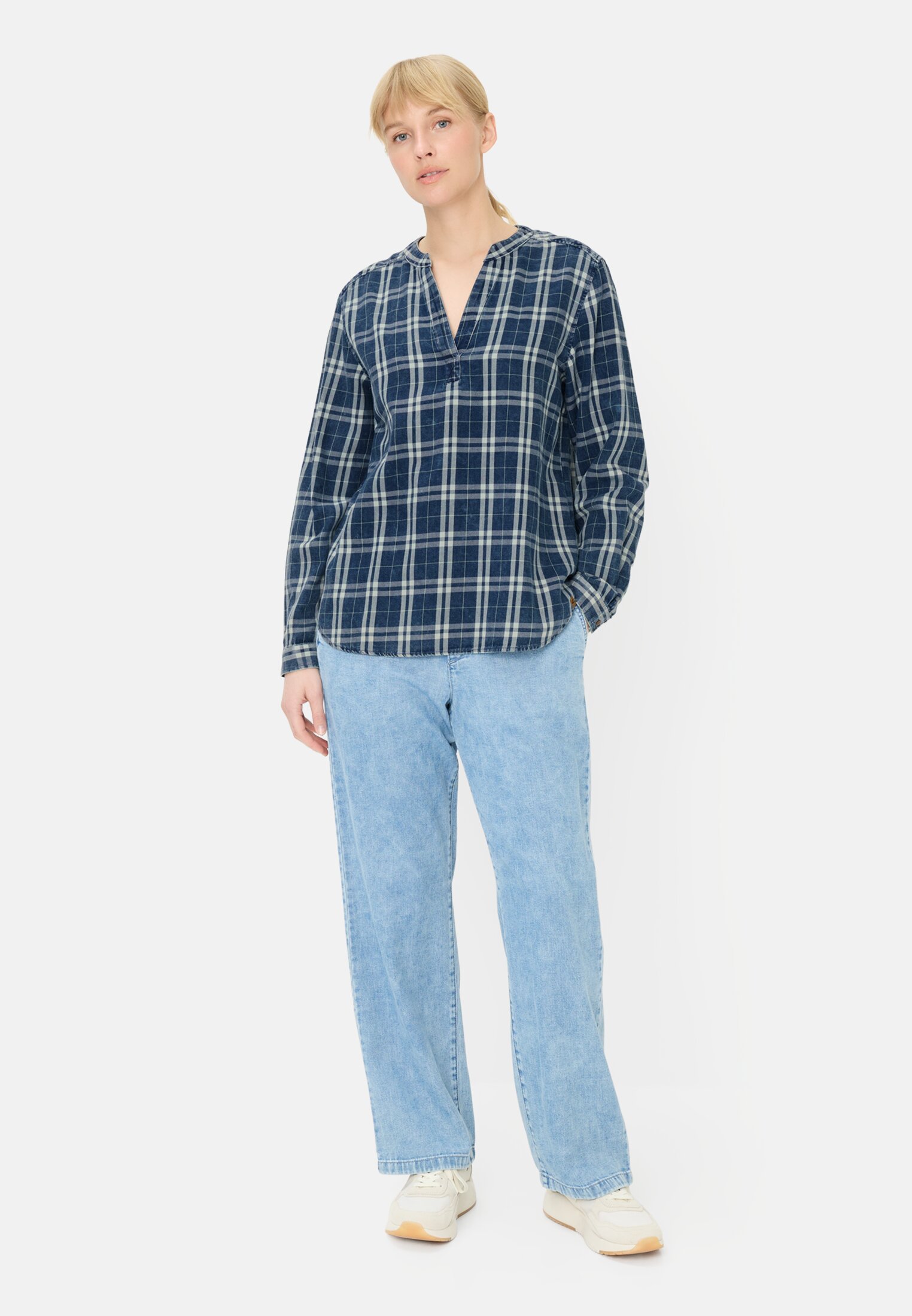 Damen Karobluse aus reiner Baumwolle Dunkelblau getragen vorne Ganzkörper