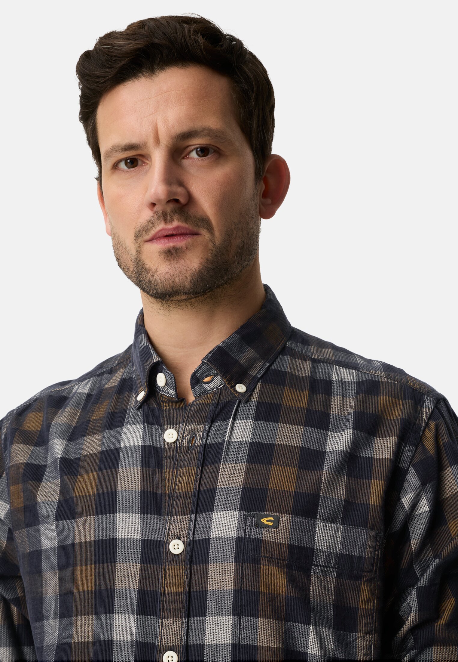 Heren Geruit overhemd met lange mouwen en borstzak Donkerbruin gedragen detail dichtbij  