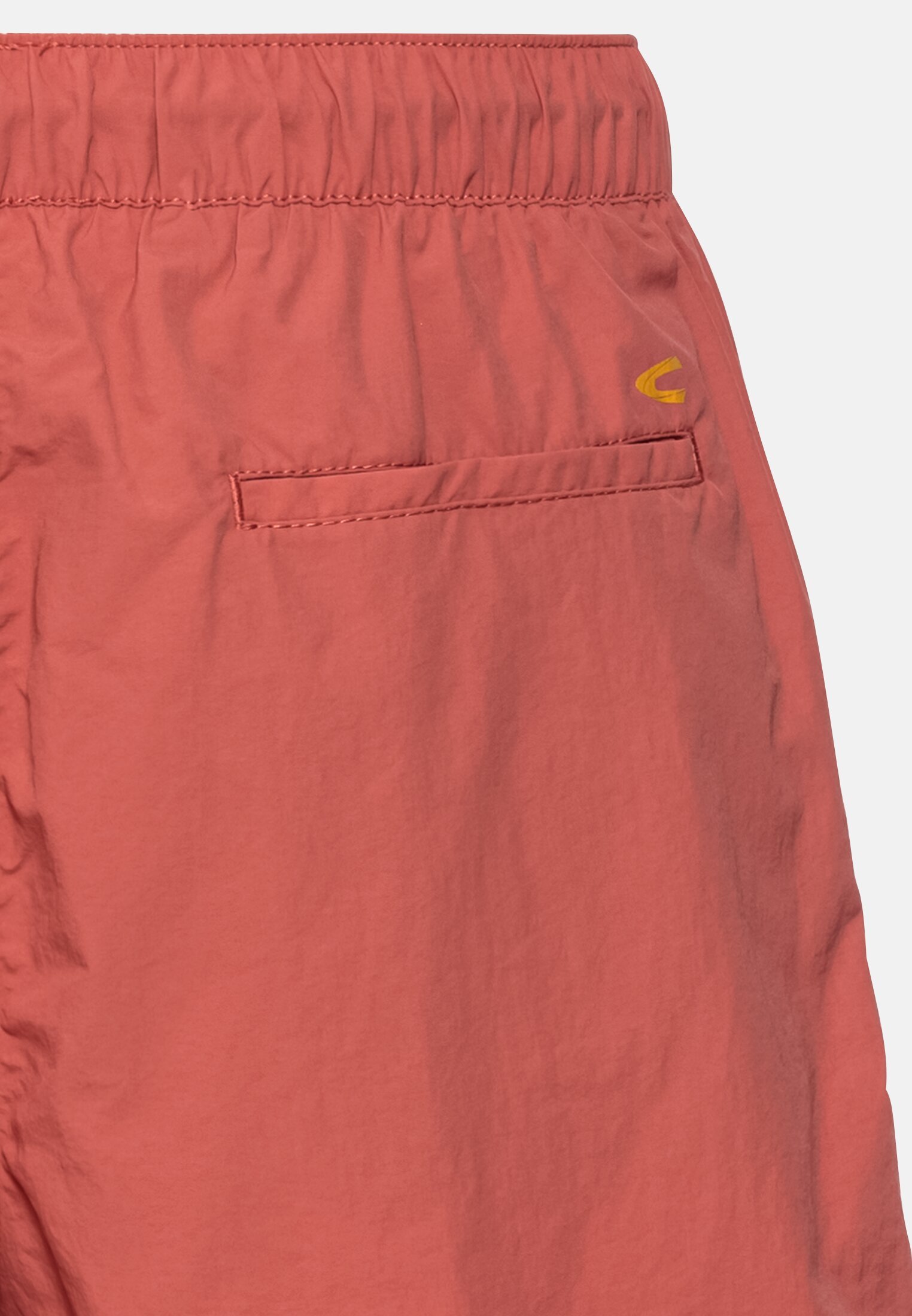 Herren Beach Shorts mit Cargotasche Rot hinten nah