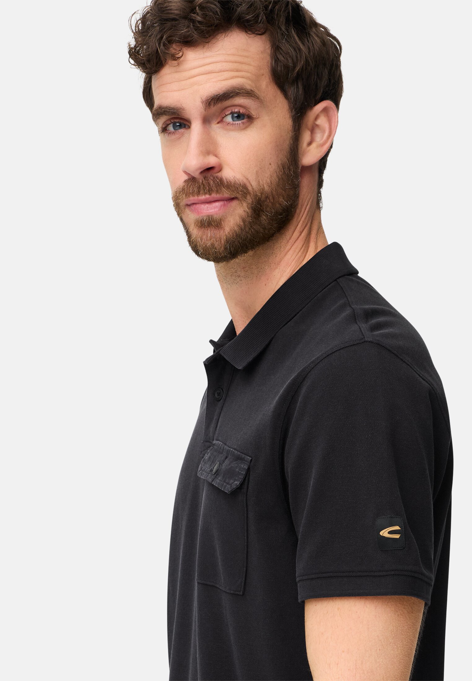 Herren Poloshirt aus reiner Baumwolle Dunkelblau getragen detailliert nah