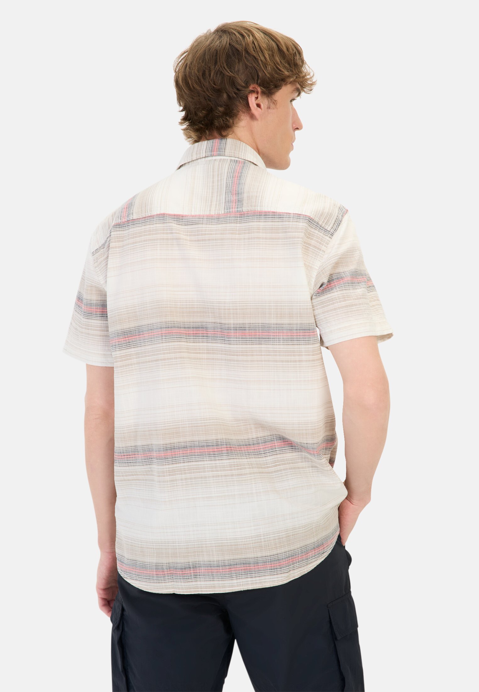 camelactive_Langarmshirt_Sunfaded_Red_409266-5S66-50_M2 Herren Kurzarmhemd aus Baumwolle mit Karomuster Rot getragen hinten