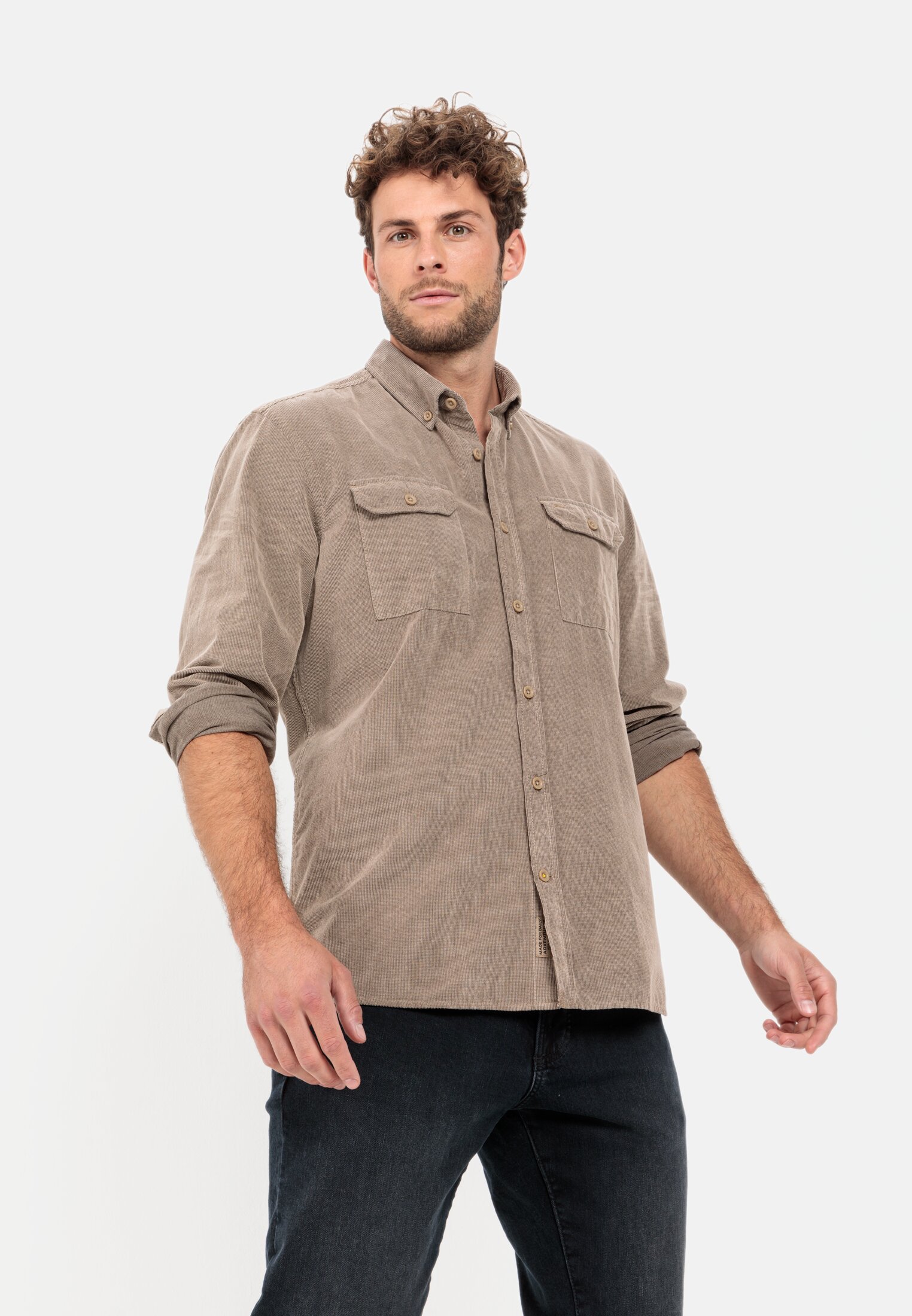 Herren Langarmhemd aus reiner Baumwolle Beige getragen emotional