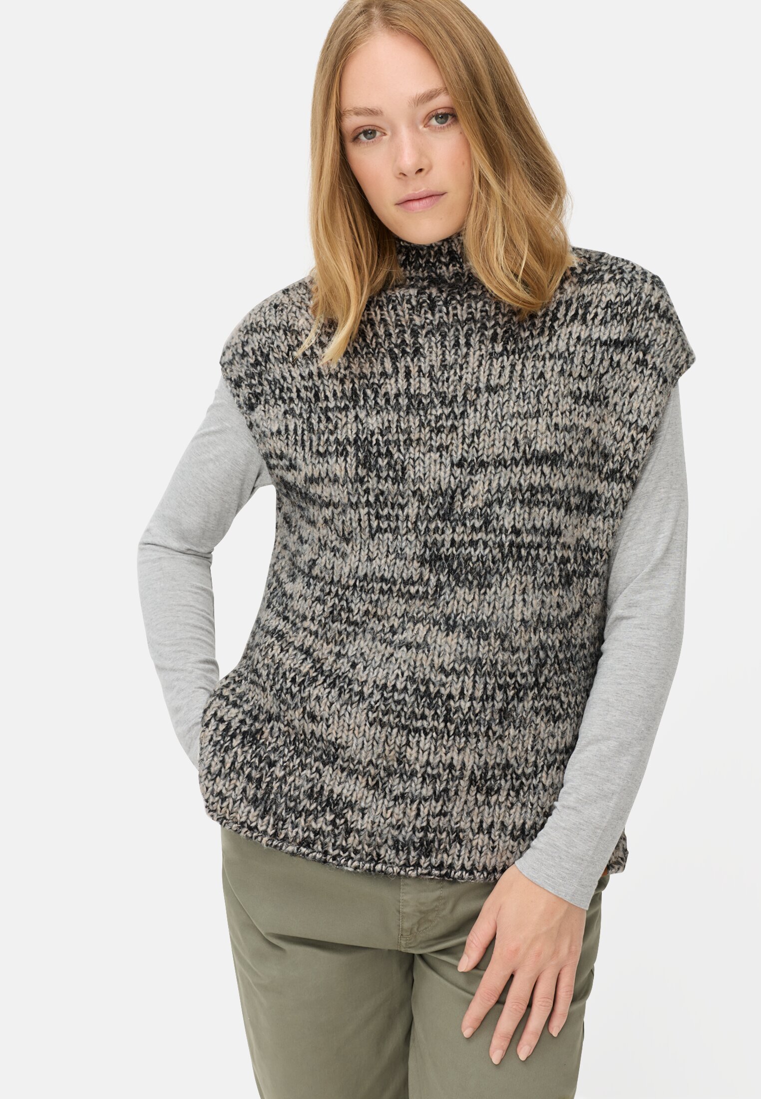 Women Knitted sweater with stand-up collar Gray worn emotional