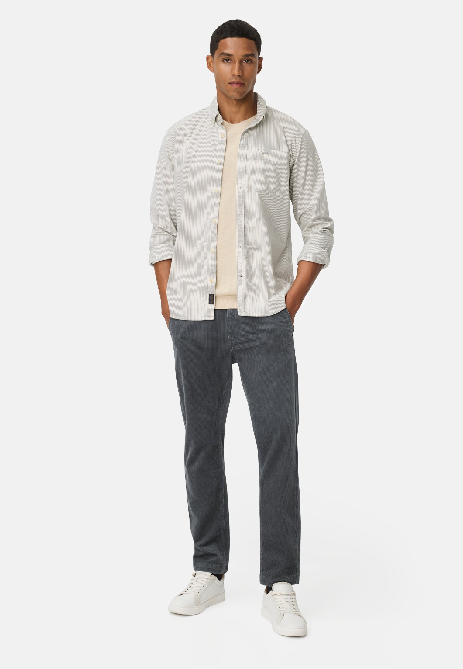 Heren Regular fit chino broek van corduroy Inktblauw gedragen voor lichaam compleet 
