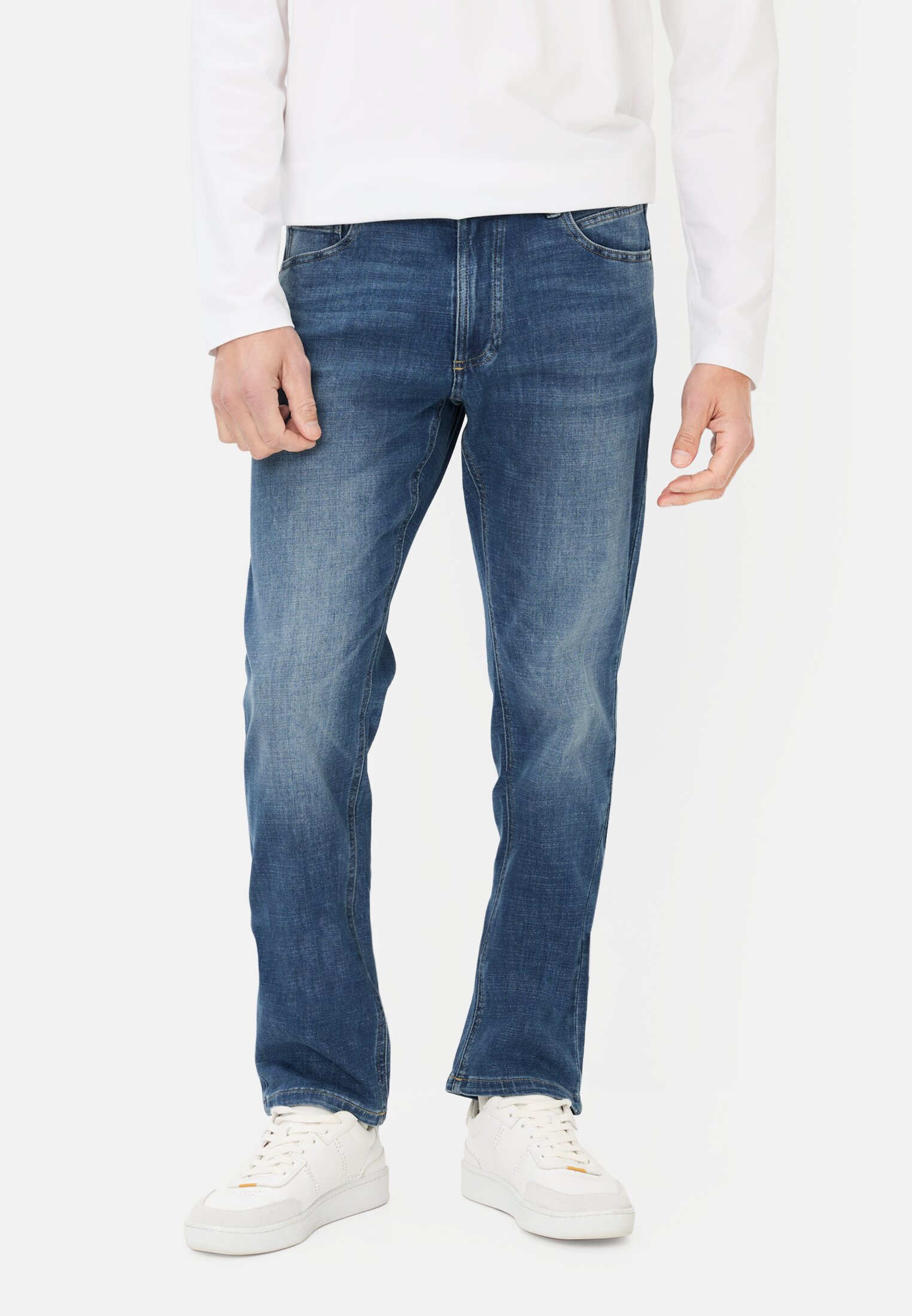 Herren fleXXXactive® Jeans mit kühlendem Effekt Indigoblau getragen vorn