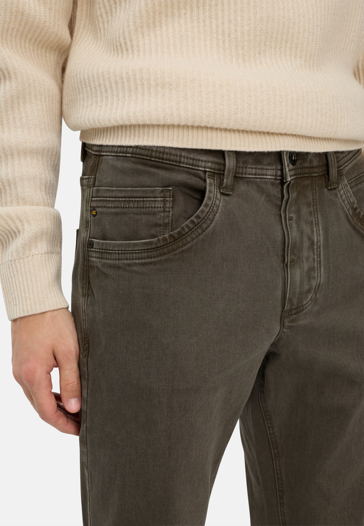Men 5-Pocket Relaxed Fit Trousers made from a cotton mix Forest green worn detail close