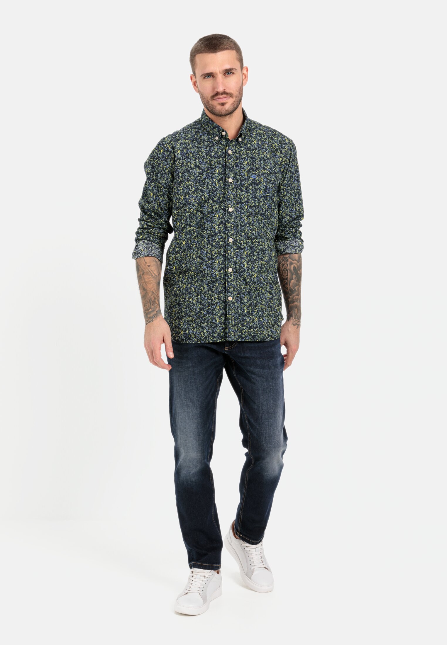 Herren Langarm Hemd mit Allover-Print Schwarz-Gelb getragen vorne Ganzkörper