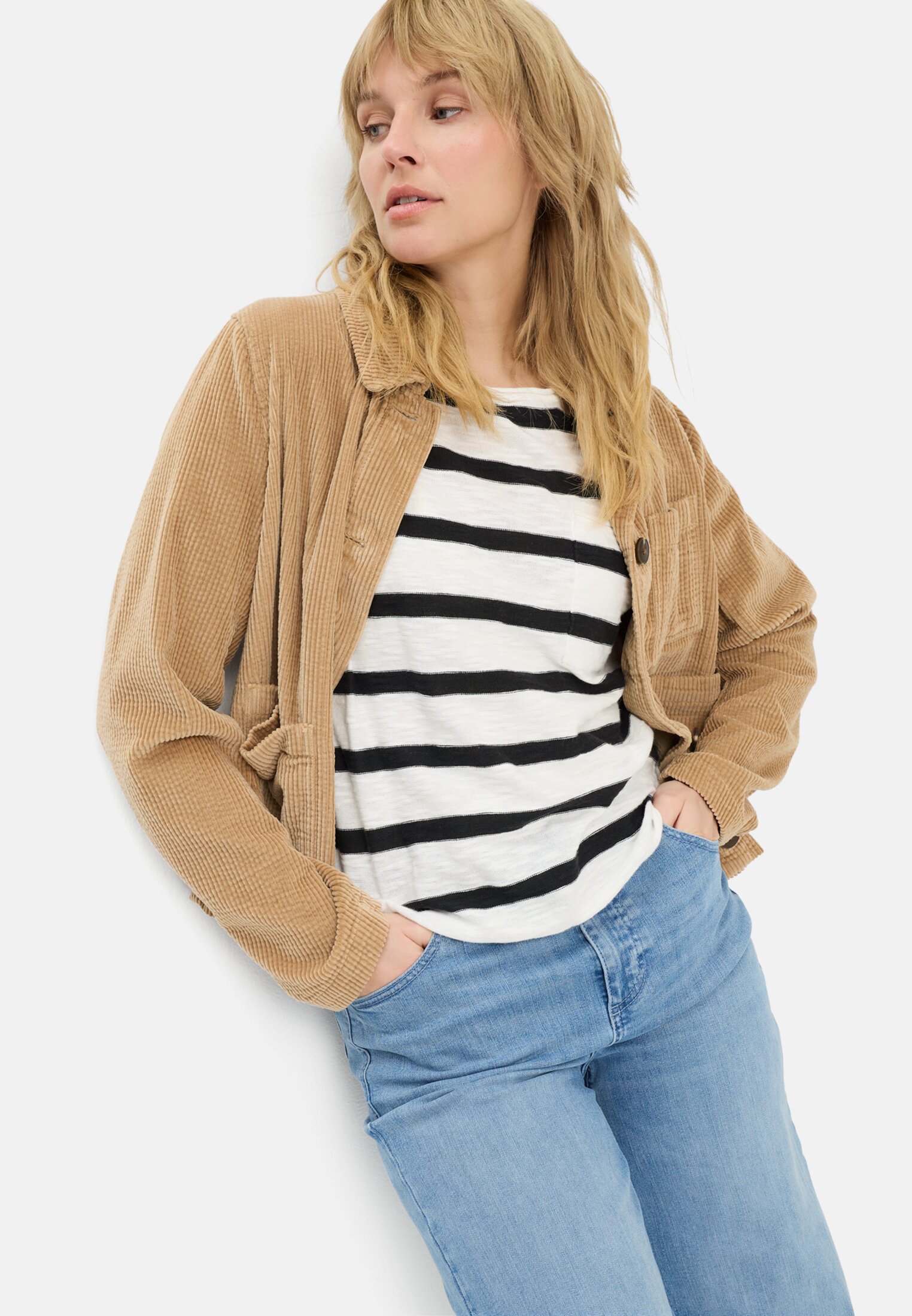 Damen Leichter Strickpullover mit Brusttasche Kaviar getragen emotional