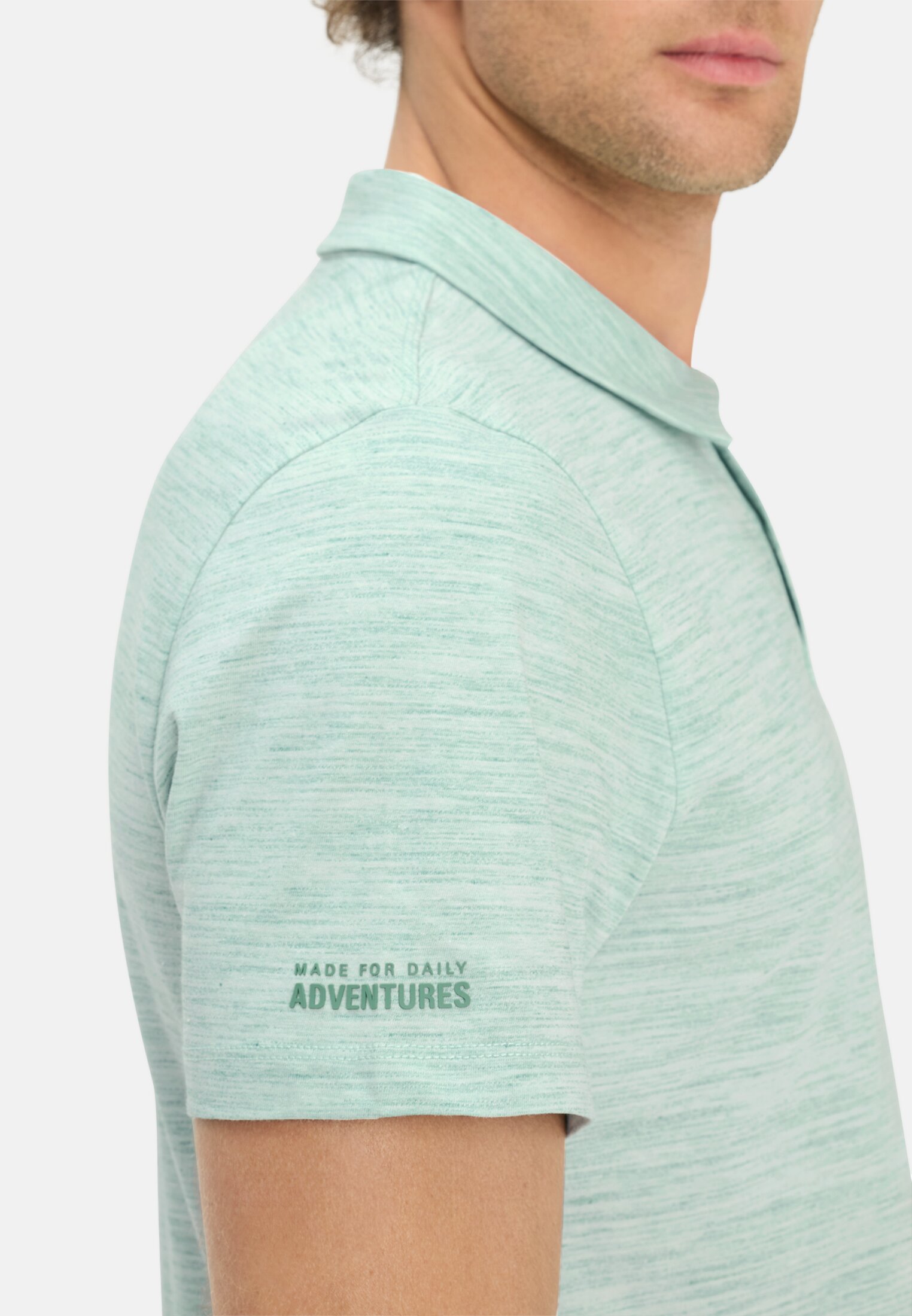 Herren Poloshirt mit Quick Dry Funktion Lagunengrün getragen detailliert nah