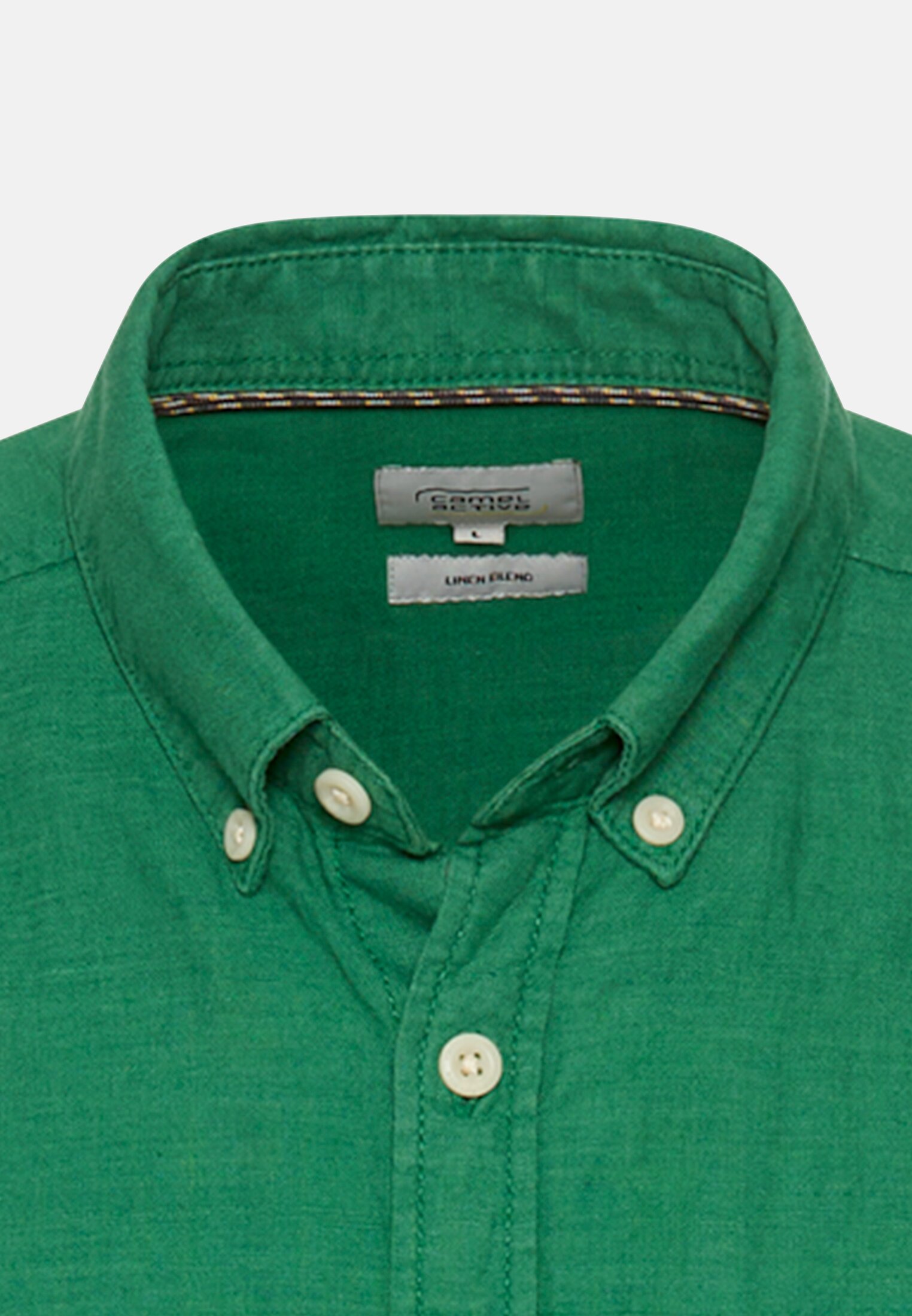 Herren Shirt aus Leinen und Baumwolle mit Button-Down-Kragen Tannengrün vorne nah
