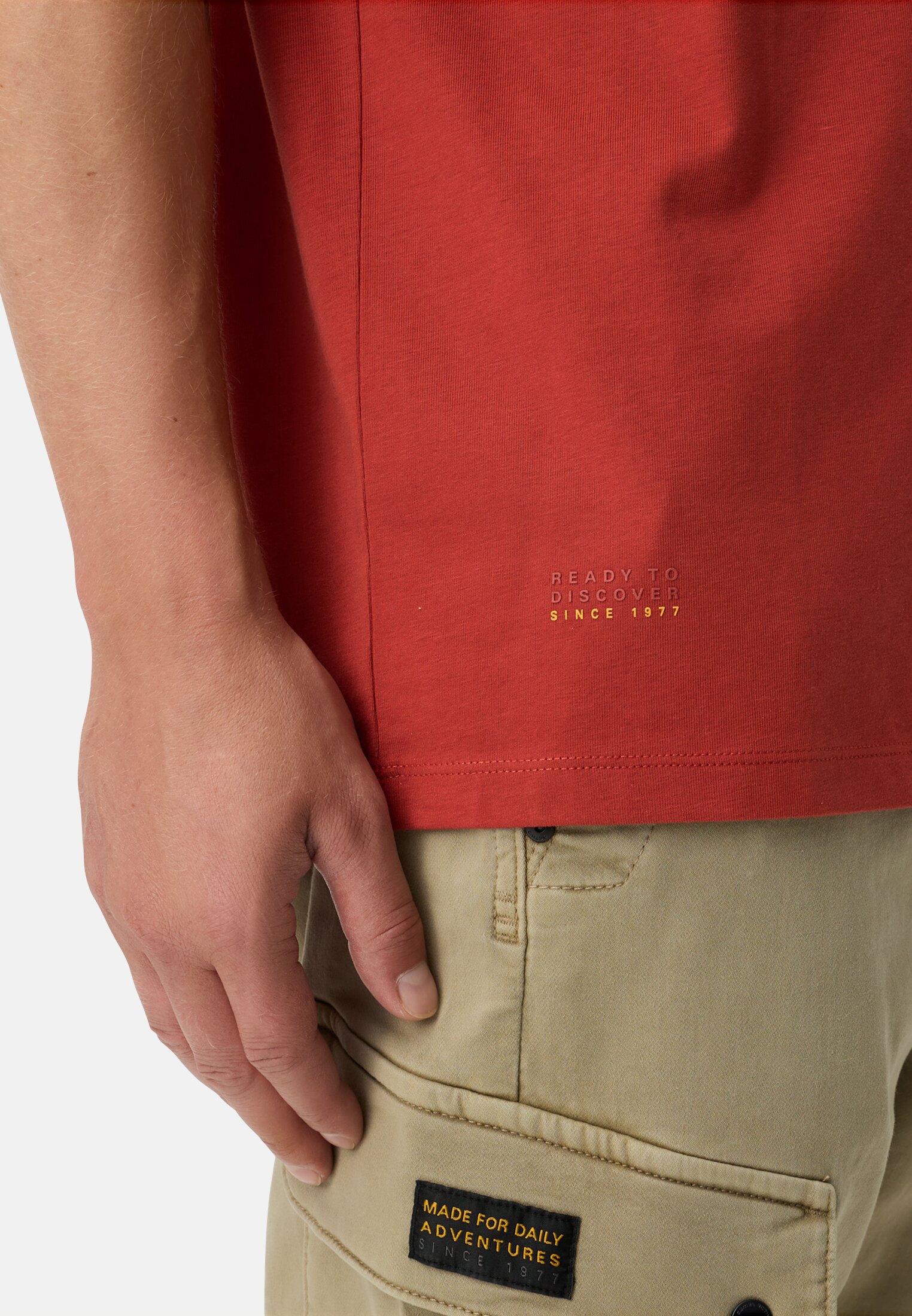 Men FleXXXactive© T-shirt with 4-way stretch Terra Red worn detail close