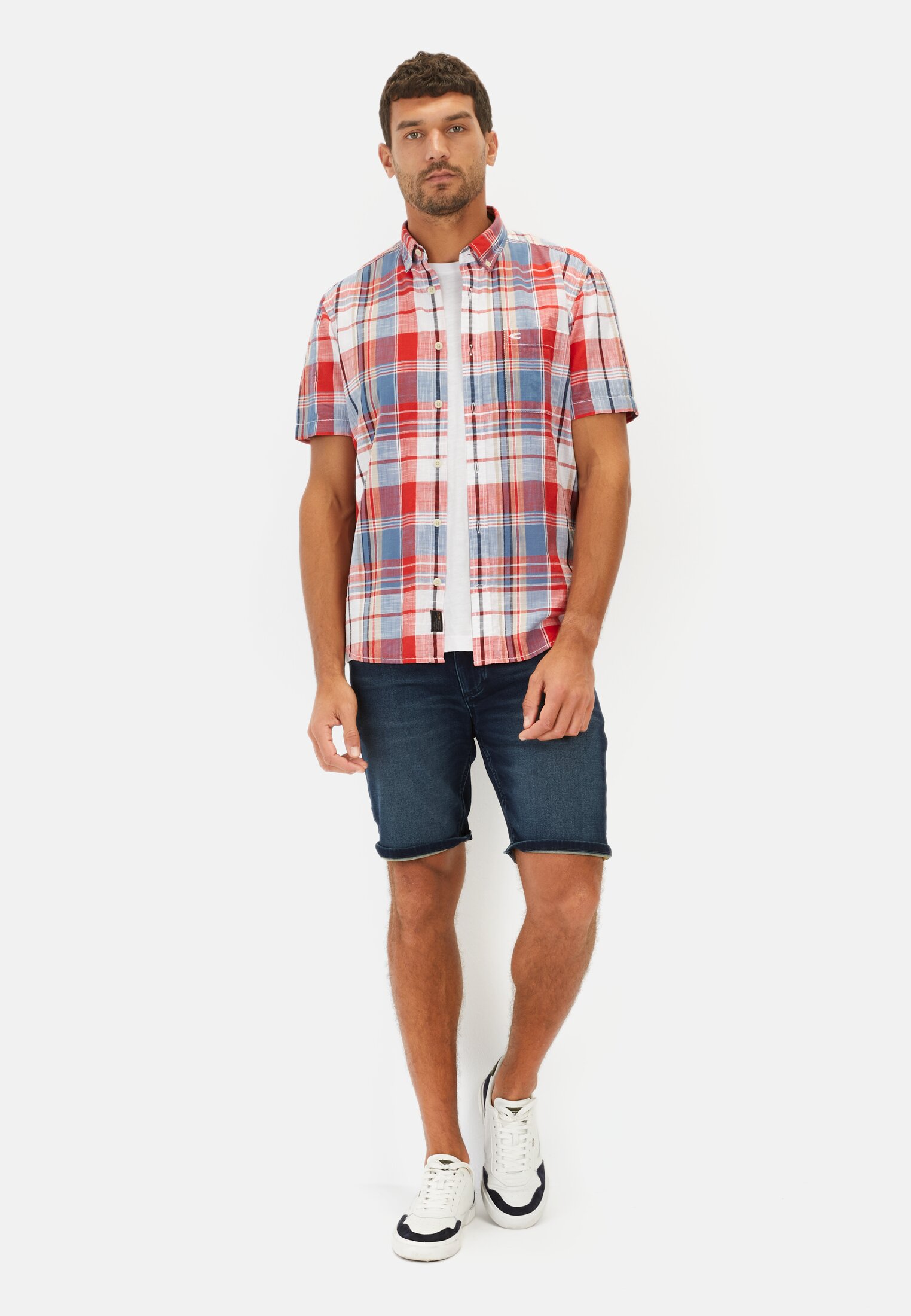 MI_0929F-5S95-55_M3-00 Herren Kariertes Kurzarmhemd mit Brusttasche Beerenrot getragen vorne Ganzkörper