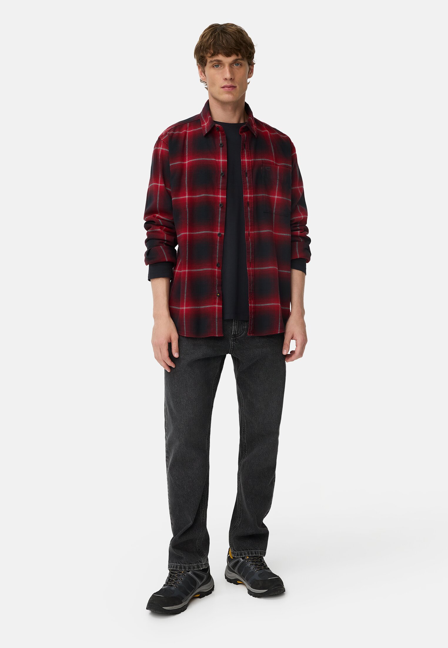 Herren fleXXXactive® Langarmhemd aus leichtem Flanell Rot Schwarz getragen vorne Ganzkörper