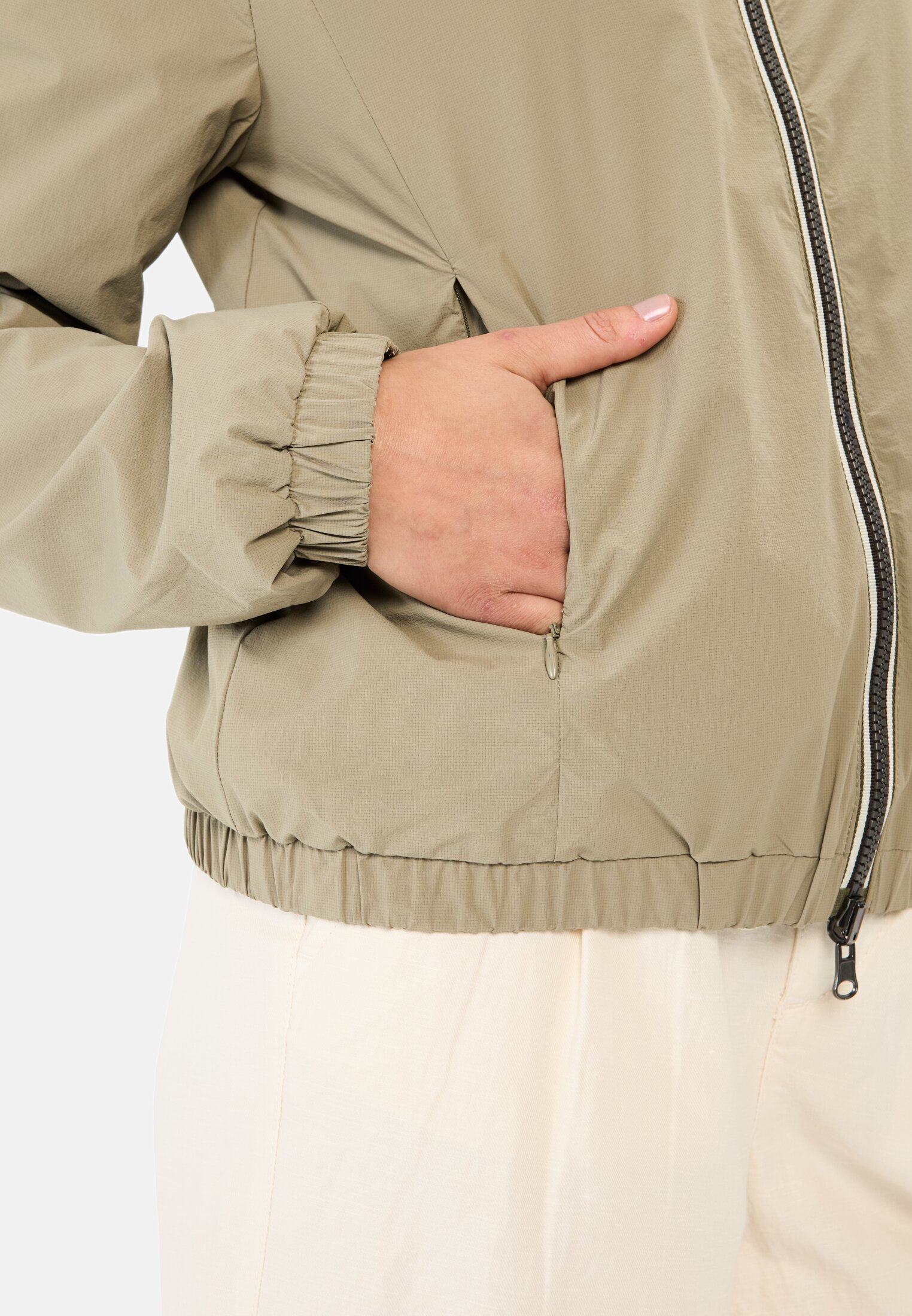 Damen Wendejacke mit Allover-Print und unifarbener Seite Salbei getragen detailliert nah