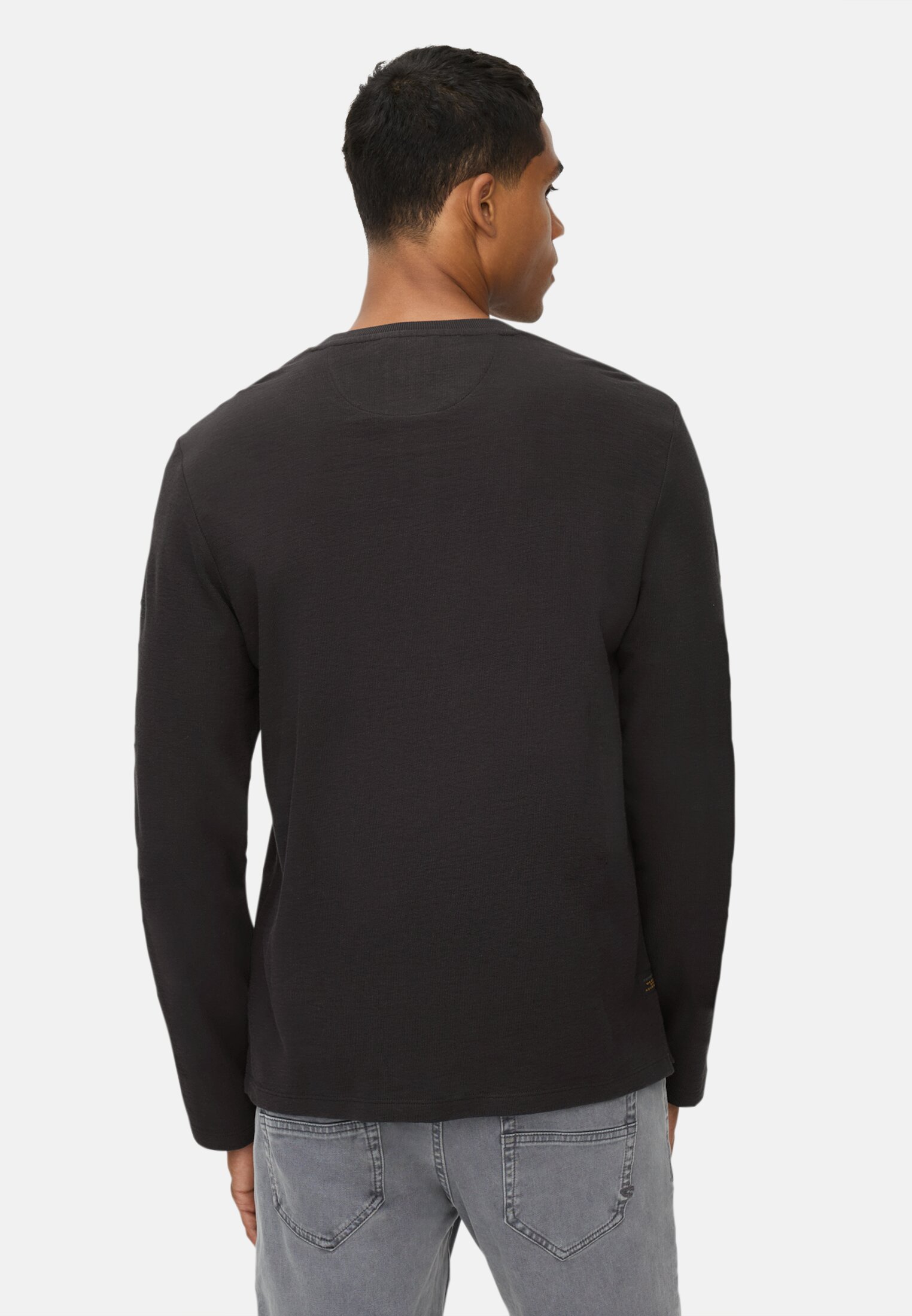 Herren Henleyshirt aus reiner Baumwolle Schwarz getragen hinten