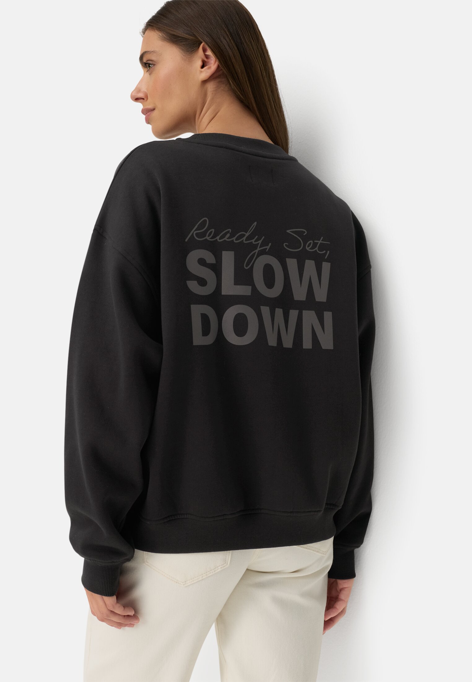 Damen Sweatshirt mit Backprint Schwarz getragen emotional