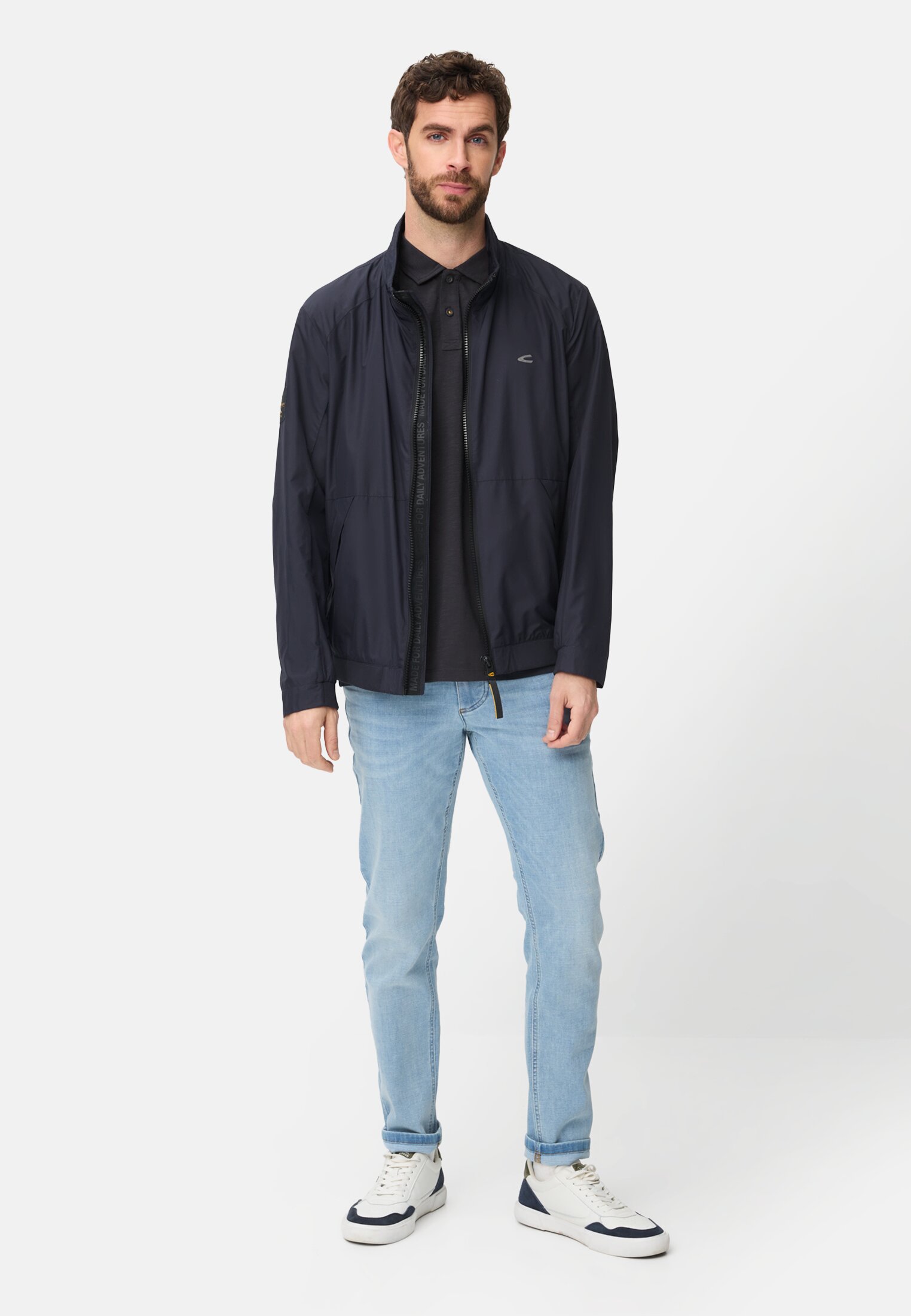 Herren Poloshirt aus reiner Baumwolle Dunkelblau getragen vorne Ganzkörper