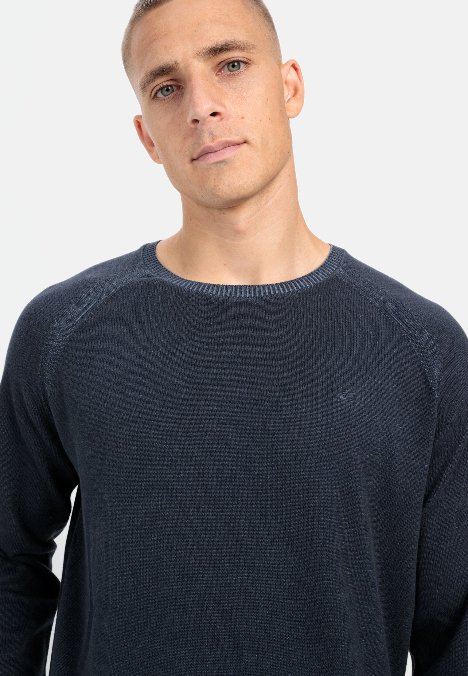 Men Crewneck Sweater made from pure Cotton Night Blue worn detail close