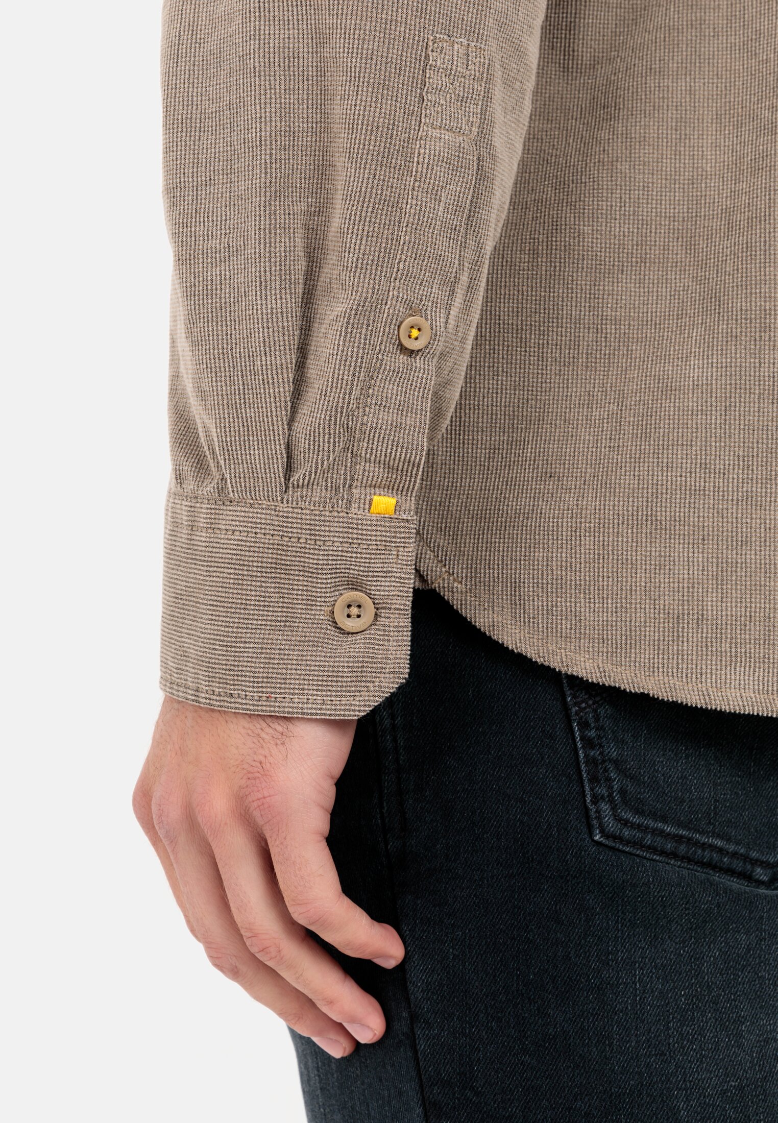 Herren Langarmhemd aus reiner Baumwolle Beige getragen detailliert nah