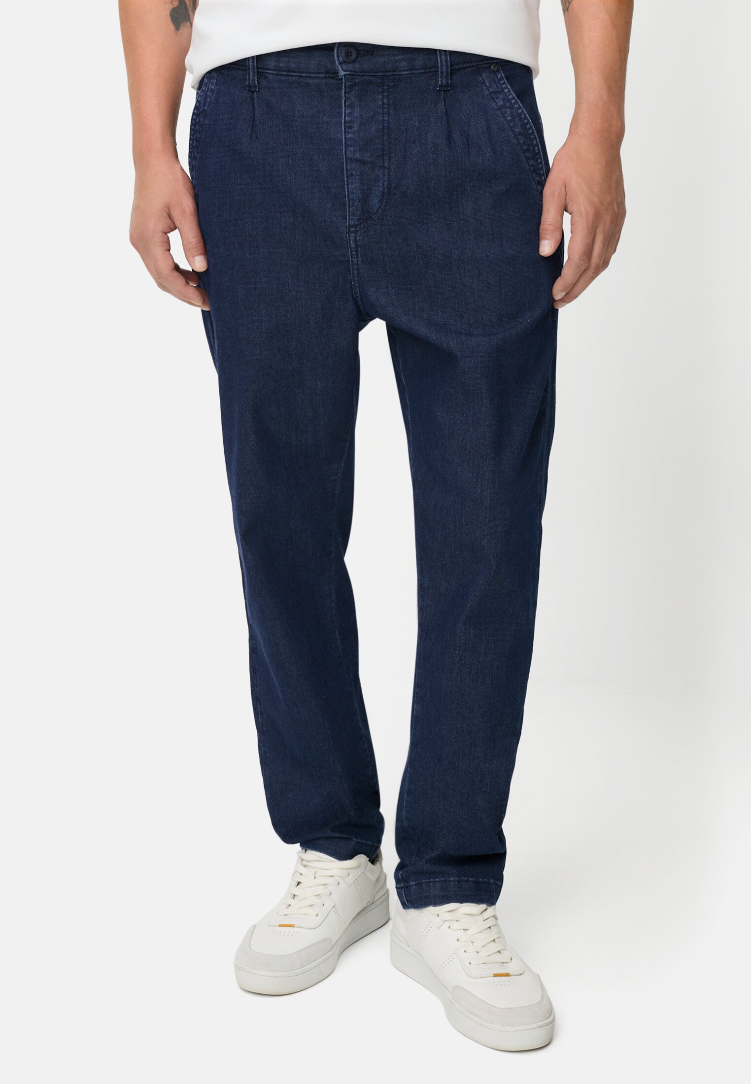 Heren Casual chino met relaxed fit in denimlook gedragen voor