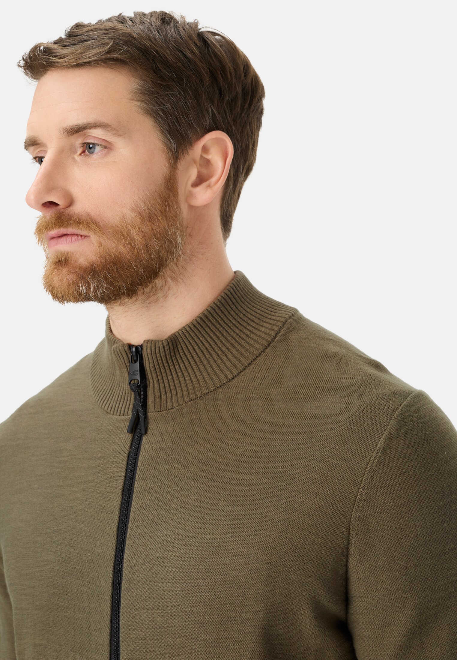 Heren Gebreid vest van puur katoen Olijfgroen gedragen detail dichtbij  