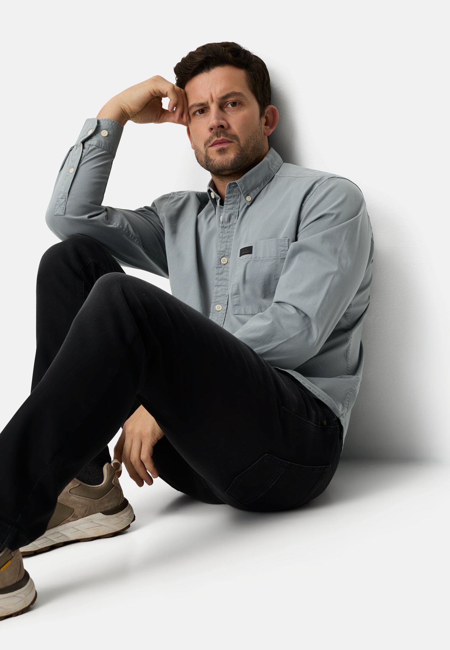 Herren Langarmhemd mit Button-Down Kragen Steinblau getragen emotional