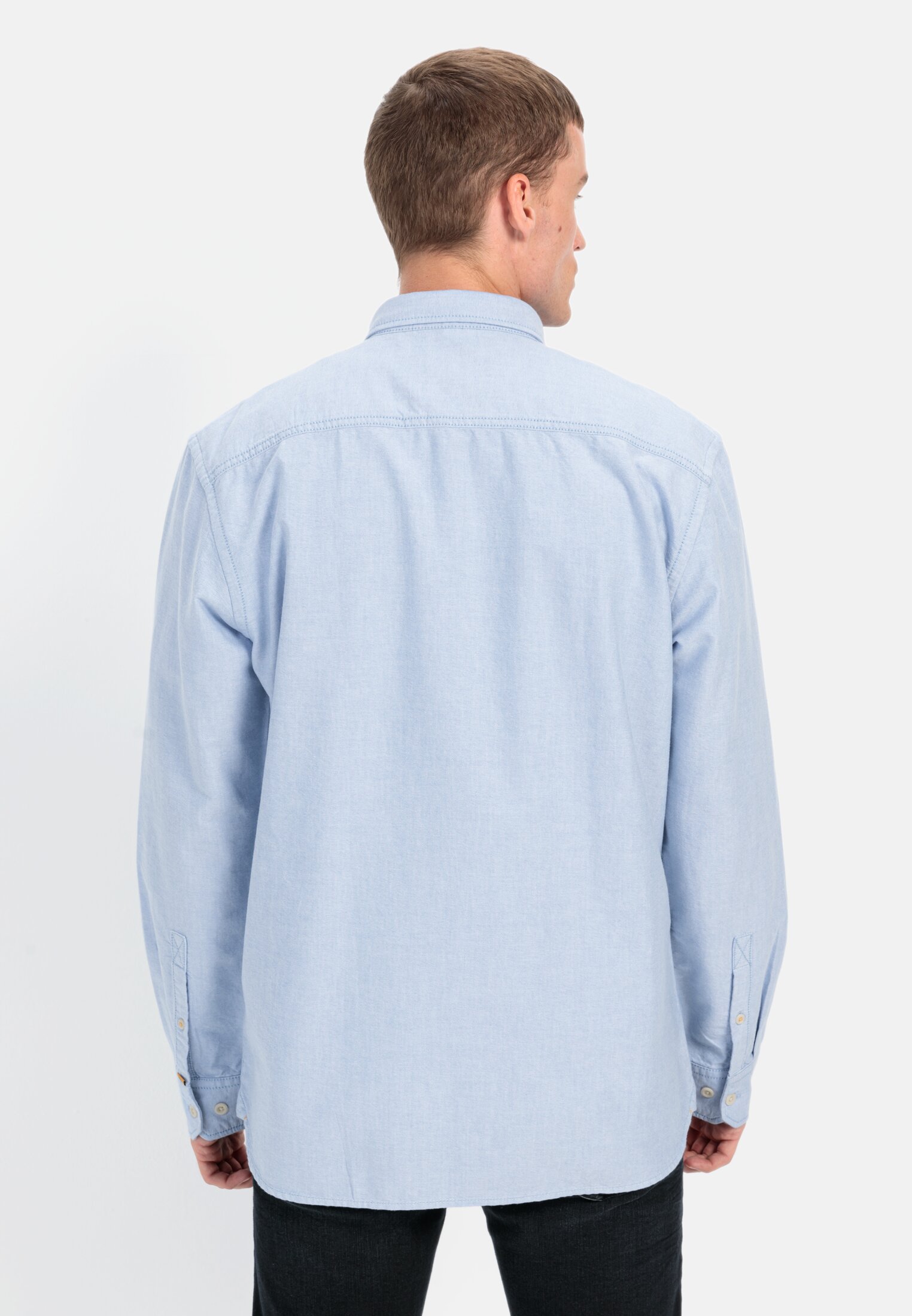 Heren Oxford overhemd van gecertificeerd organic cotton Lichtblauw gedragen achter