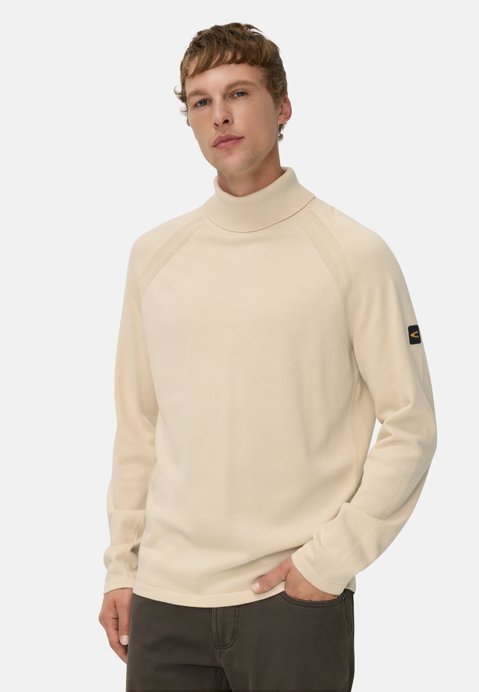 Herren Rollkragenpullover aus reiner Baumwolle Hafer getragen vorn