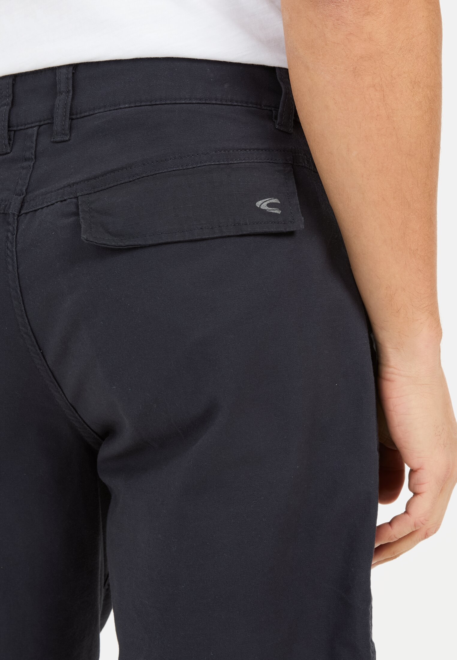 Men Cargo shorts with ripstop contrast Dark Blue worn detail close
