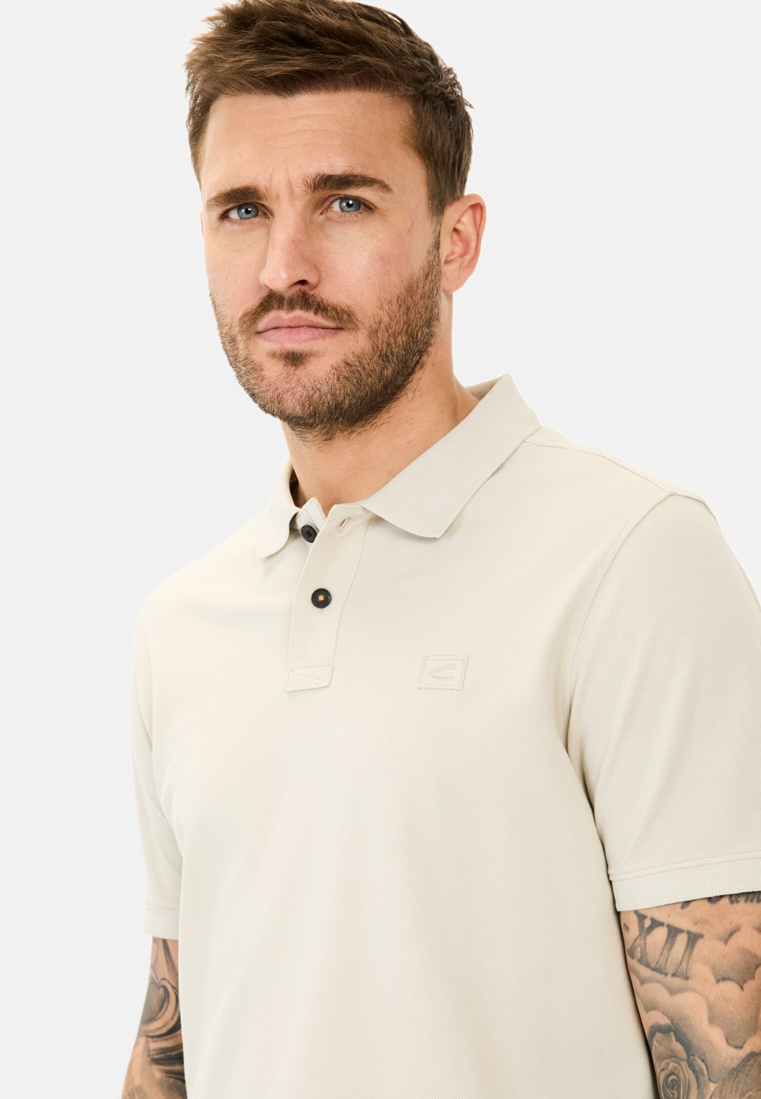 MI_09920-5P00-16_M5-00 Herren Kurzarm Poloshirt aus Baumwolle Beige getragen detailliert nah