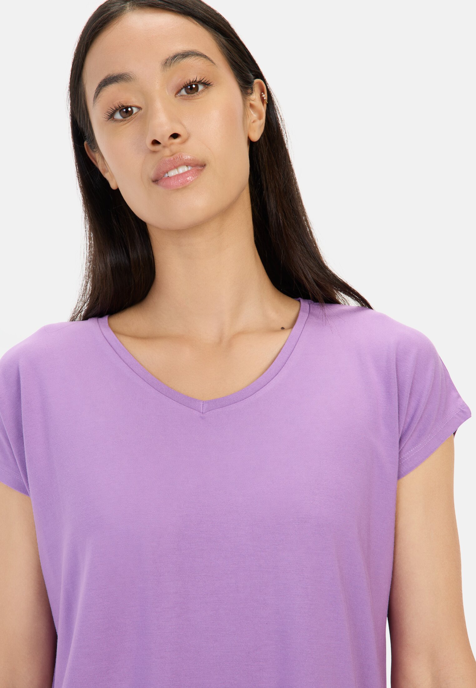 Women T-shirt made of stretchy viscose Purple worn detail close
