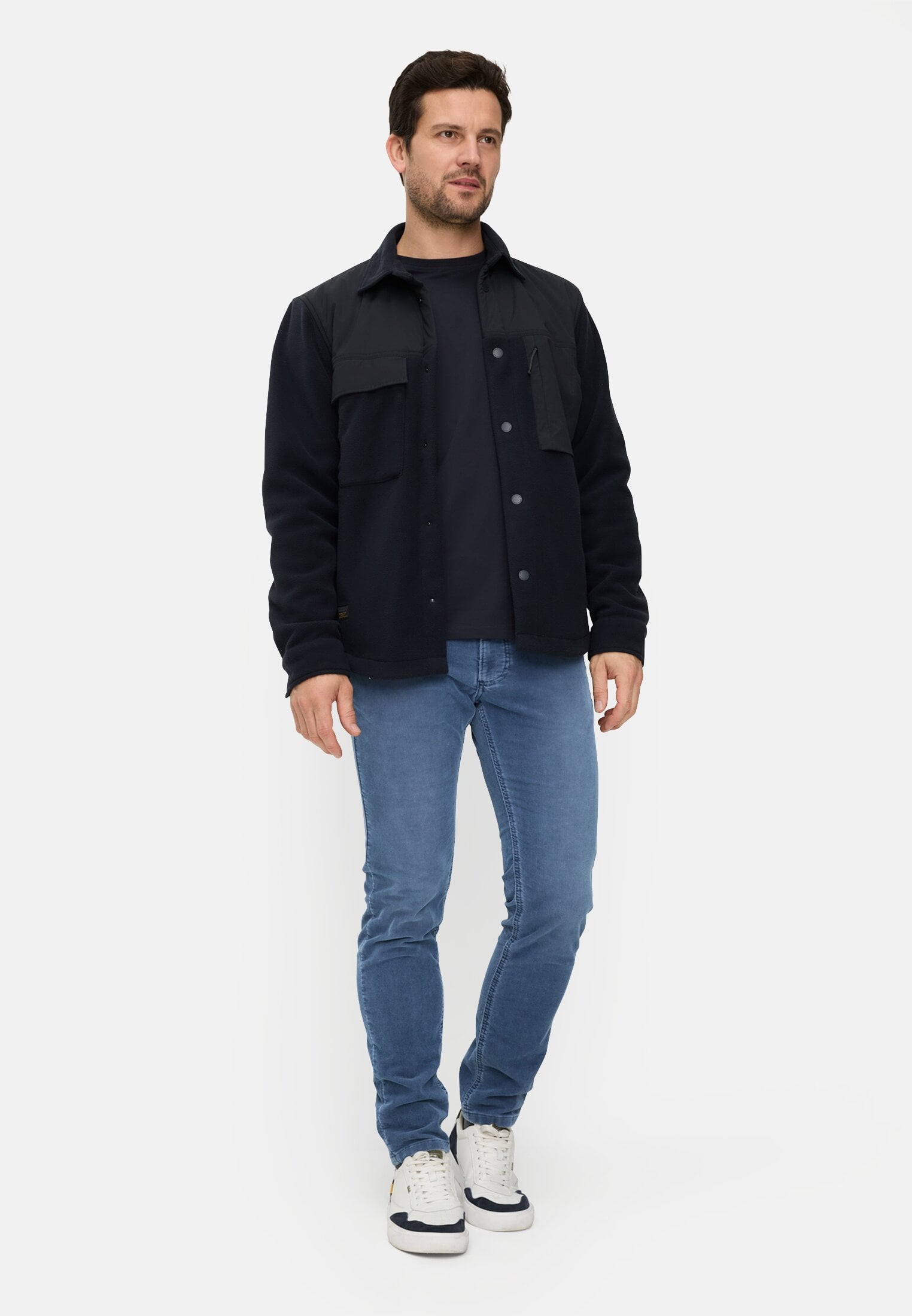 Herren Slim Fit 5-Pocket Hose Tintenblau getragen vorne Ganzkörper