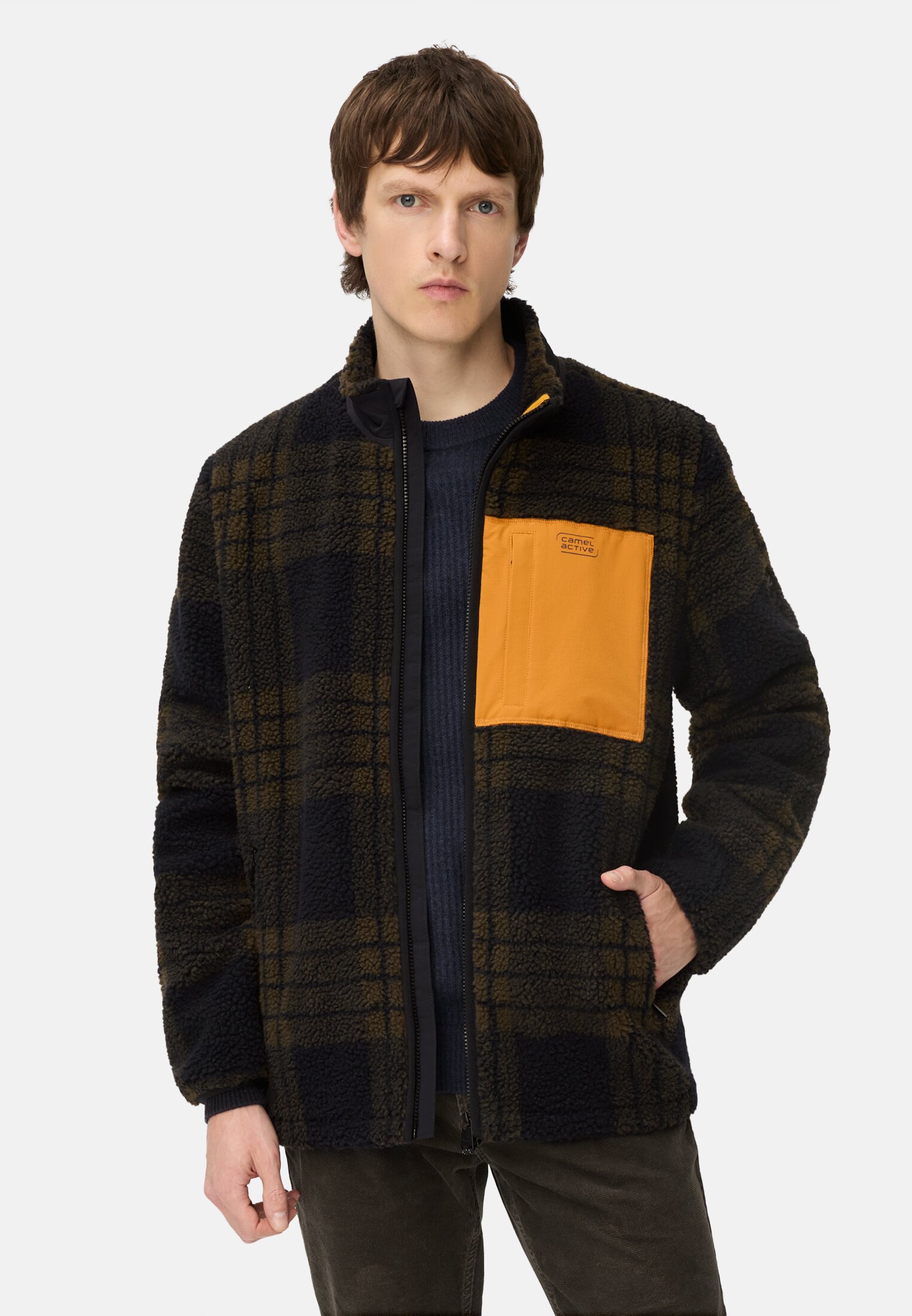 Herren Sweatjacke mit Taschen Dunkelbraun getragen vorn