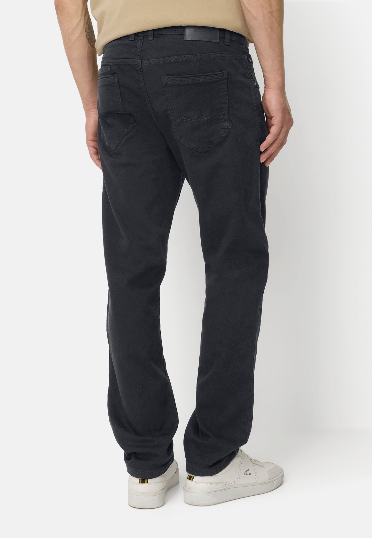 Heren Regular Fit fleXXXactive©broek Donkerblauw gedragen achter