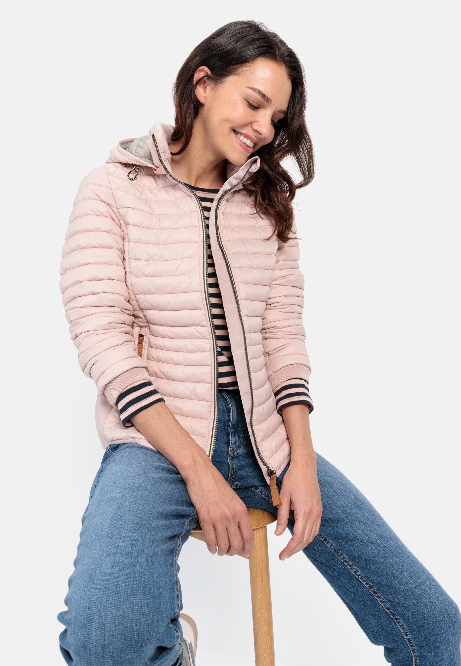 Damen Leichte Steppjacke aus recyceltem Polyamid Rosa getragen emotional